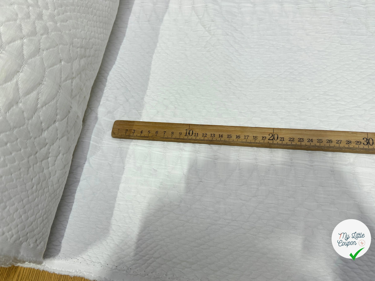 JACQUARD 60% ACETATE 31% POLYAMIDE 9% VISCOSE MOTIF LOSANGE BLANC - My Little Coupon