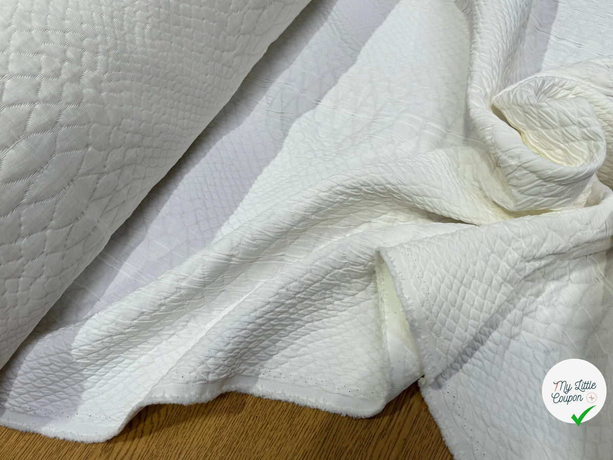 JACQUARD 60% ACETATE 31% POLYAMIDE 9% VISCOSE MOTIF LOSANGE BLANC - My Little Coupon