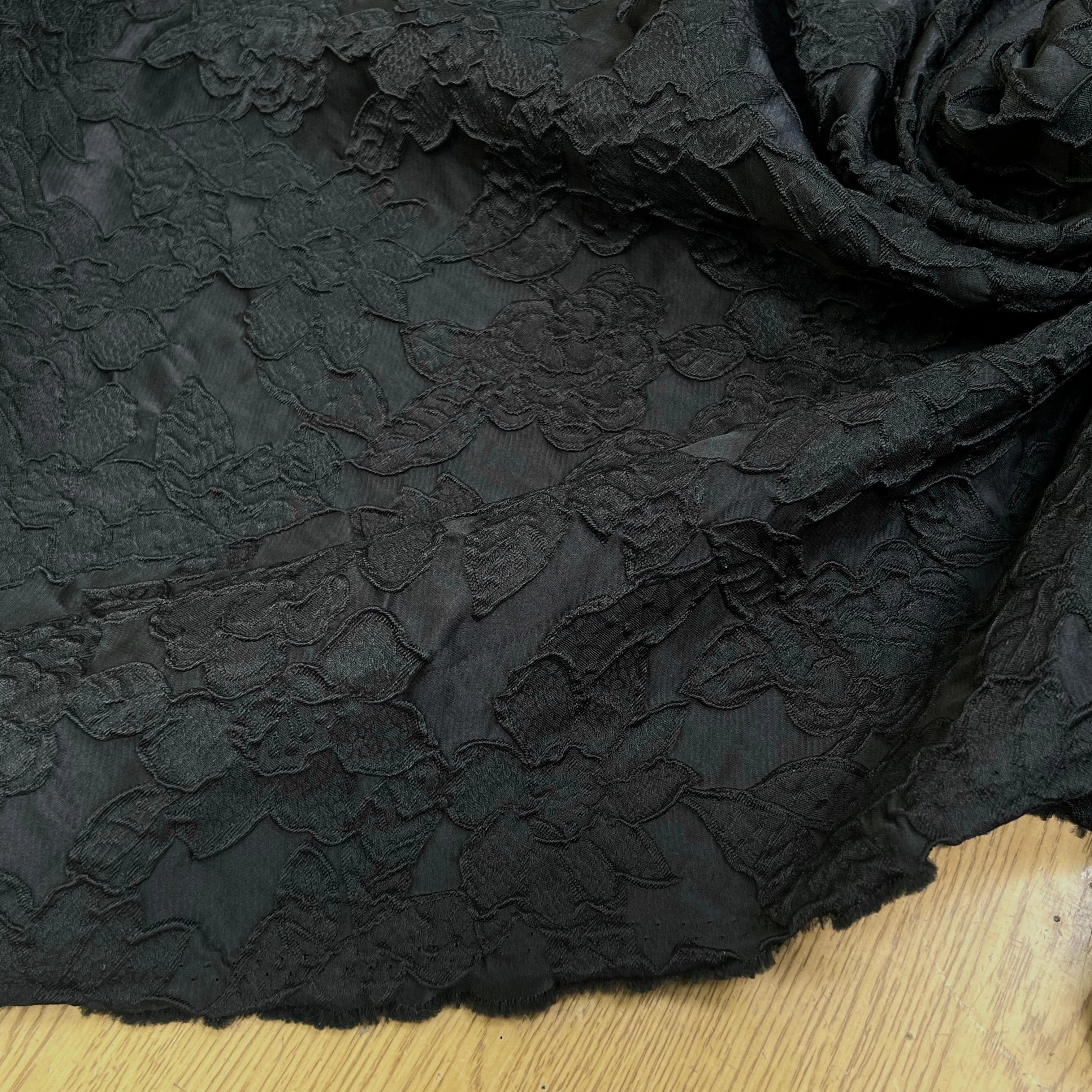 JACQUARD CLOQUÉ BLACK MOTIF FLORAL - My Little Coupon