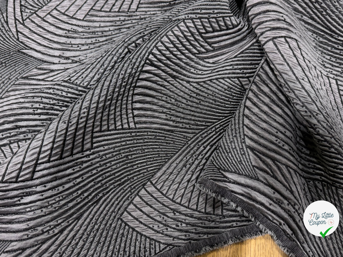 JACQUARD CLOQUÉ MOTIF ABSTRAIT GRIS MARRON ET NOIR - My Little Coupon