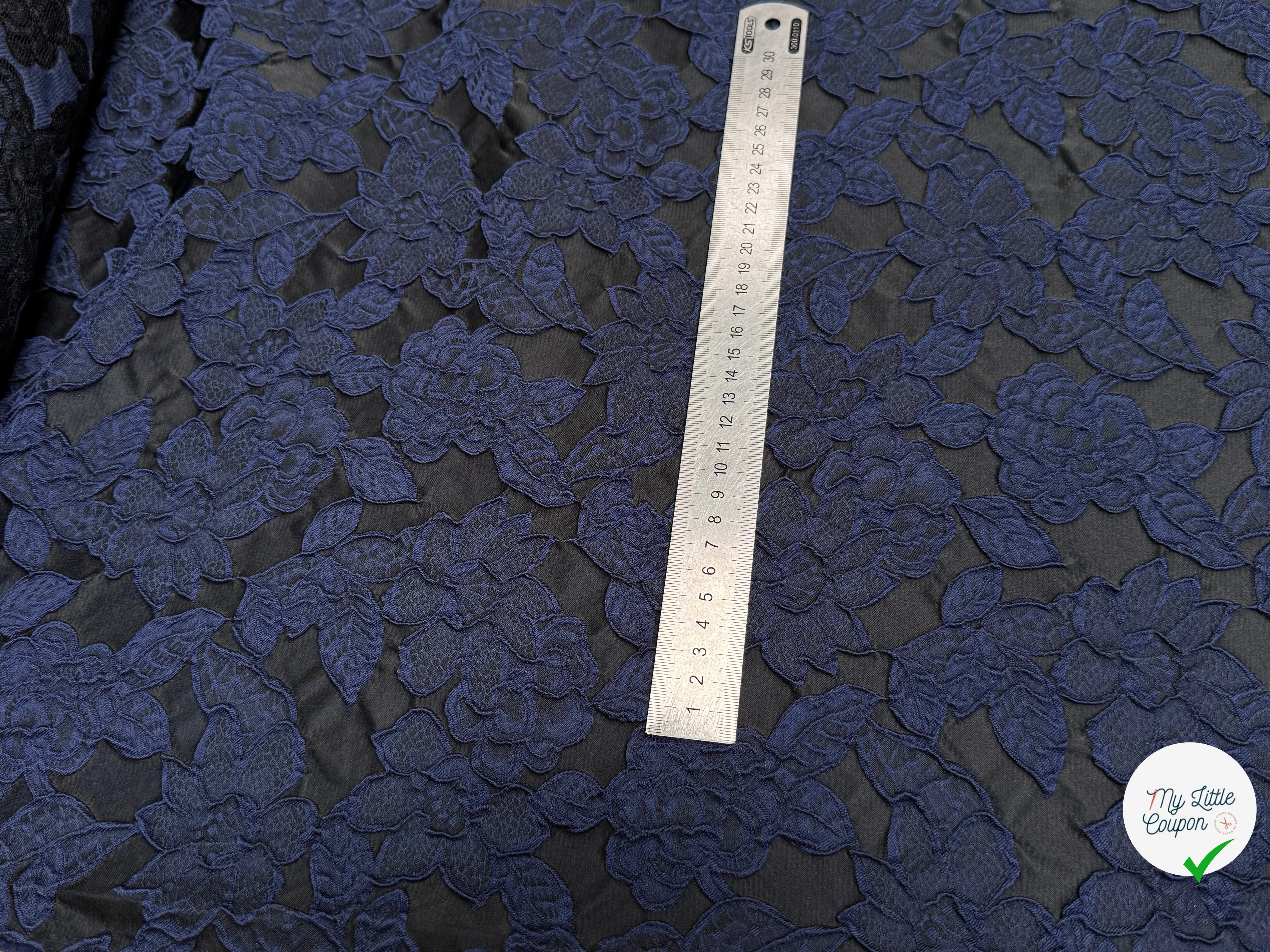 JACQUARD CLOQUÉ NIGHT BLUE MOTIF FLORAL - My Little Coupon