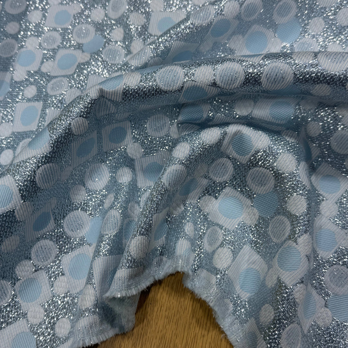JACQUARD MÉTALLISÉ MOTIFS CIRCULAIRES ET GÉOMÉTRIQUES ARGENT FOND BLEU CIEL VERT D'EAU - My Little Coupon