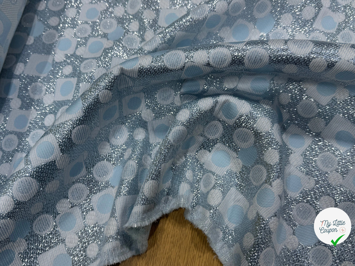 JACQUARD MÉTALLISÉ MOTIFS CIRCULAIRES ET GÉOMÉTRIQUES ARGENT FOND BLEU CIEL VERT D'EAU - My Little Coupon