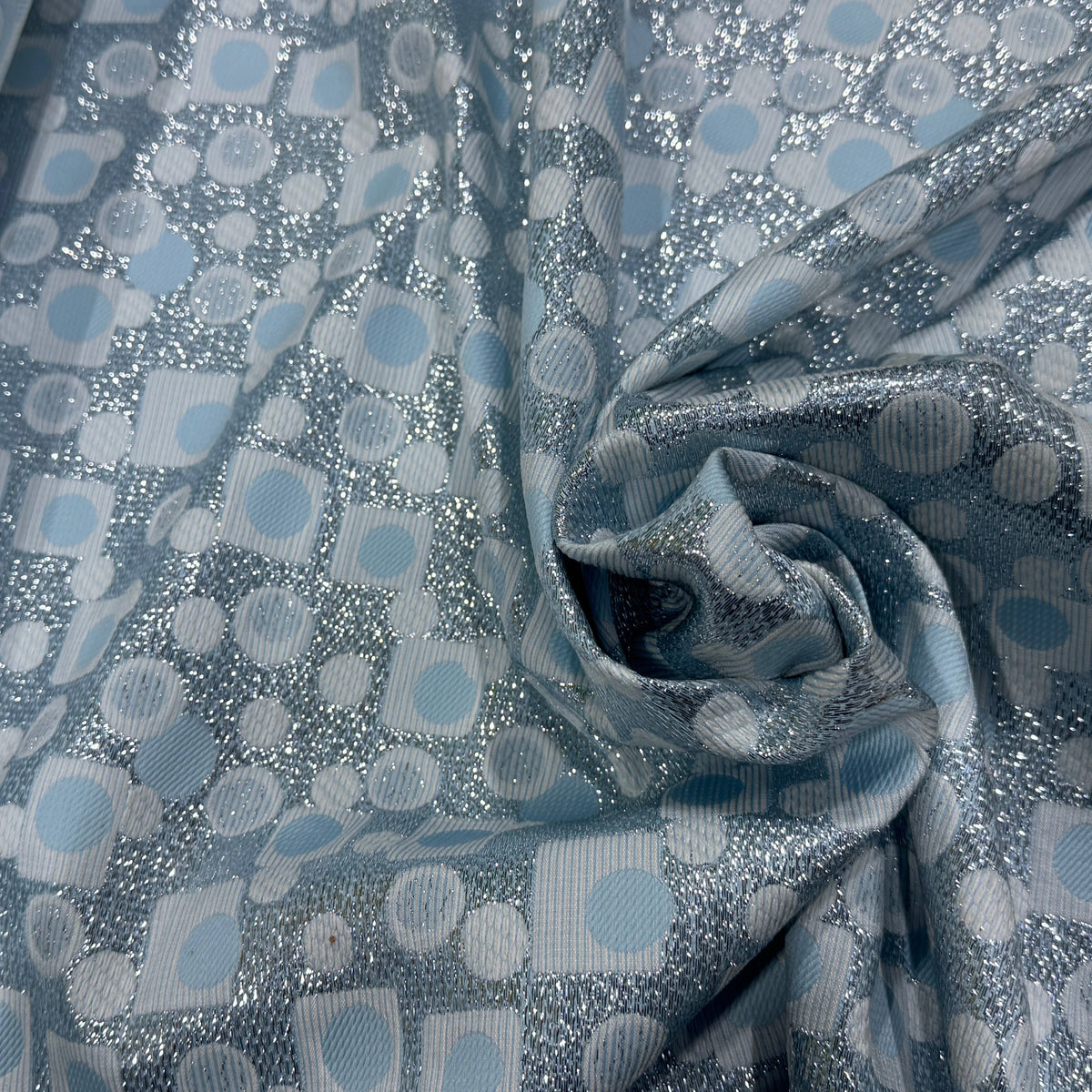 JACQUARD MÉTALLISÉ MOTIFS CIRCULAIRES ET GÉOMÉTRIQUES ARGENT FOND BLEU CIEL VERT D'EAU - My Little Coupon