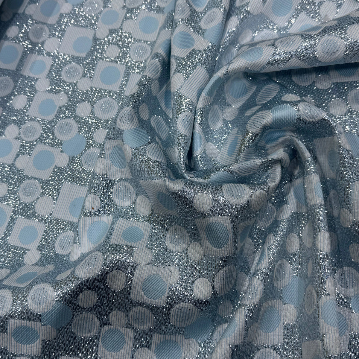 JACQUARD MÉTALLISÉ MOTIFS CIRCULAIRES ET GÉOMÉTRIQUES ARGENT FOND BLEU CIEL VERT D'EAU - My Little Coupon