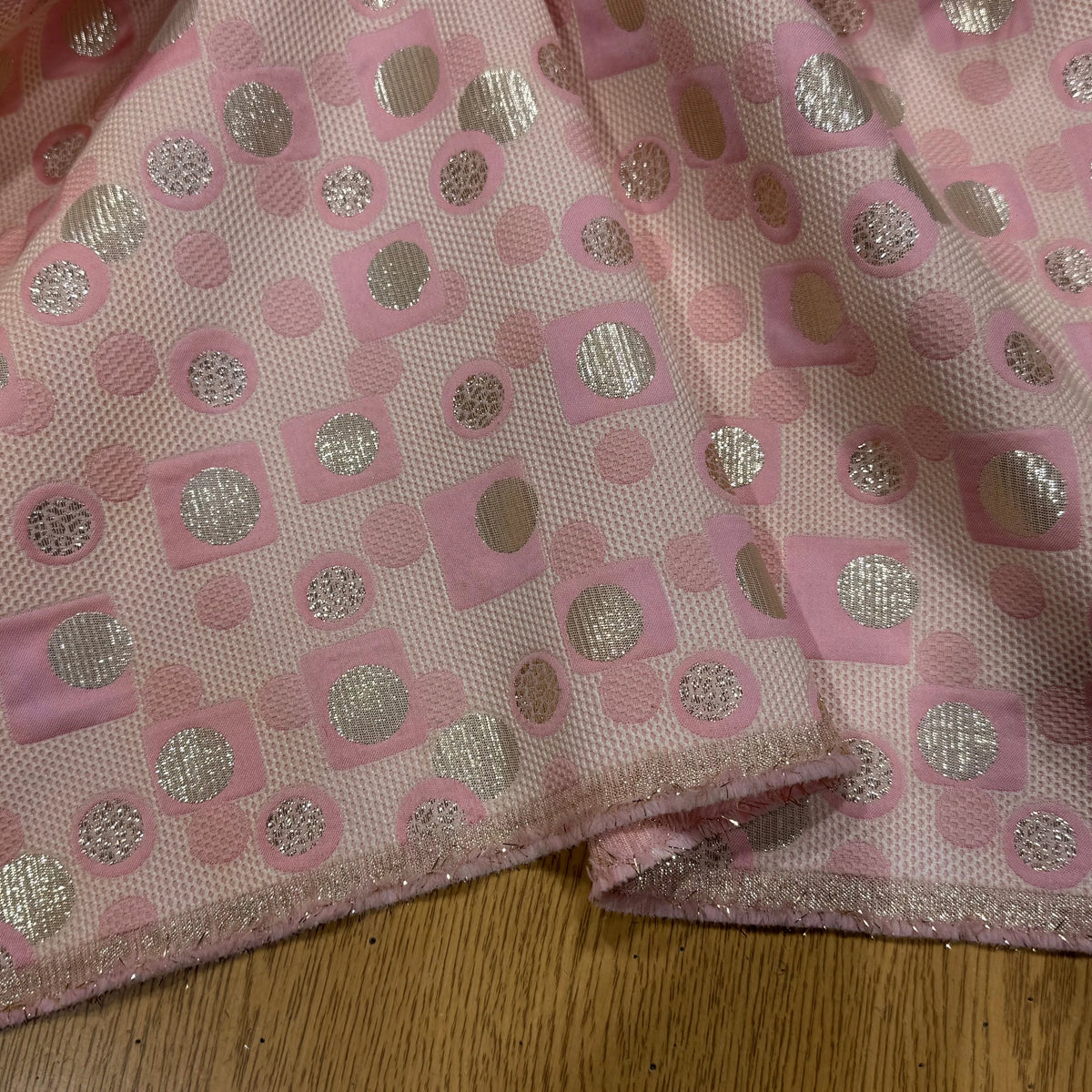 JACQUARD MÉTALLISÉ MOTIFS CIRCULAIRES ET GÉOMÉTRIQUES OR ROSE - My Little Coupon