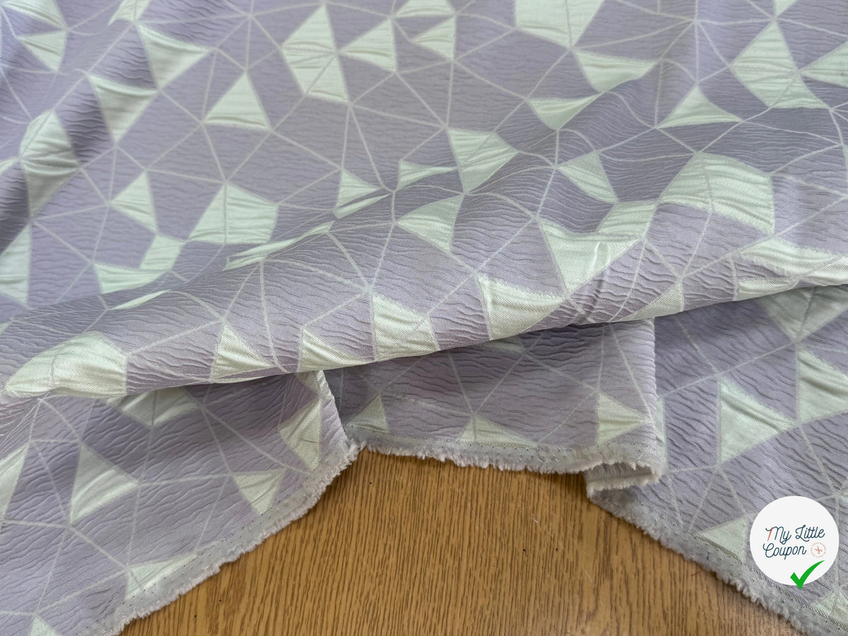 JACQUARD POLYVISCOSE CLOQUÉ MOTIFS GÉOMÉTRIQUES BLANC CASSÉ ET LAVANDE - My Little Coupon