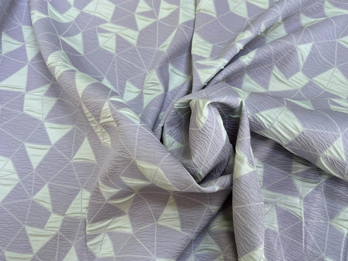 JACQUARD POLYVISCOSE CLOQUÉ MOTIFS GÉOMÉTRIQUES BLANC CASSÉ ET LAVANDE - My Little Coupon