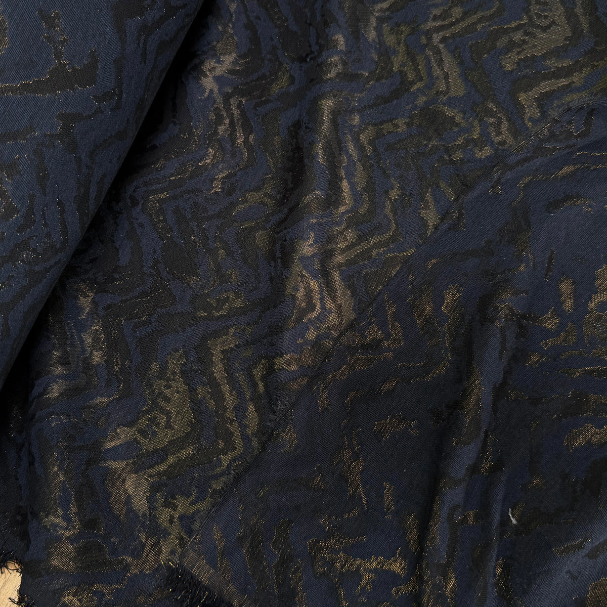 JACQUARD SATINÉ MÉTALLISÉ ZIGZAG SERPENTIN OR ET MARINE ULTRA BEAU - My Little Coupon