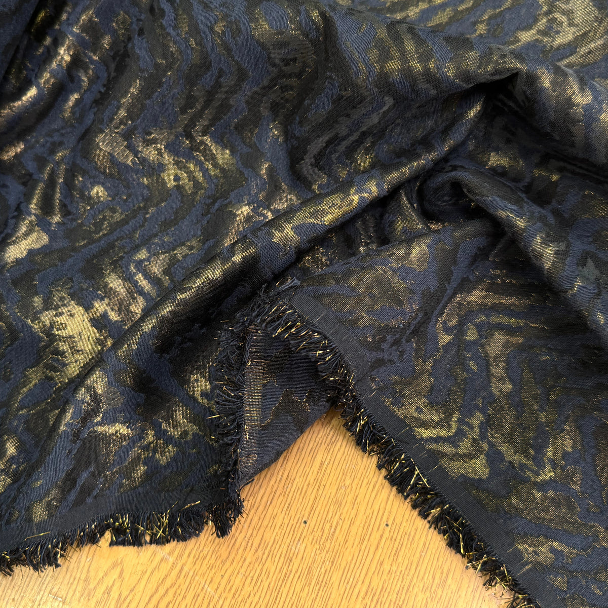 JACQUARD SATINÉ MÉTALLISÉ ZIGZAG SERPENTIN OR ET MARINE ULTRA BEAU - My Little Coupon