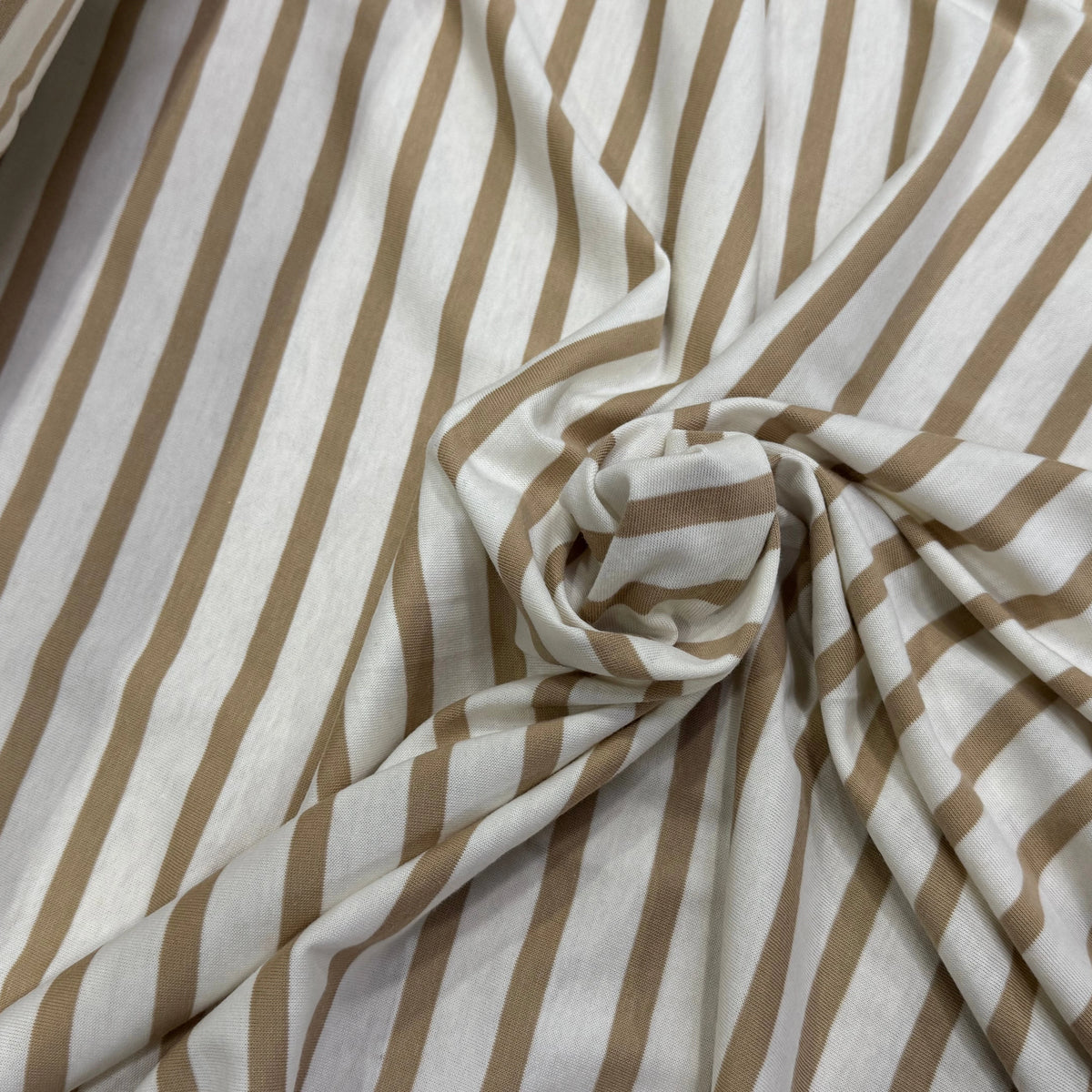 JERSEY DE COTON DOUX STRETCH RAYURES BLANC CASSÉ ET CAFÉ LATTE FABRICATION RÉGION DE TROYES 🇫🇷 - My Little Coupon