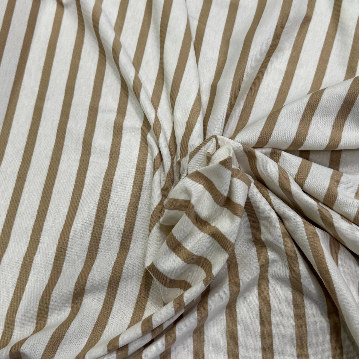 JERSEY DE COTON DOUX STRETCH RAYURES BLANC CASSÉ ET CAFÉ LATTE FABRICATION RÉGION DE TROYES 🇫🇷 - My Little Coupon