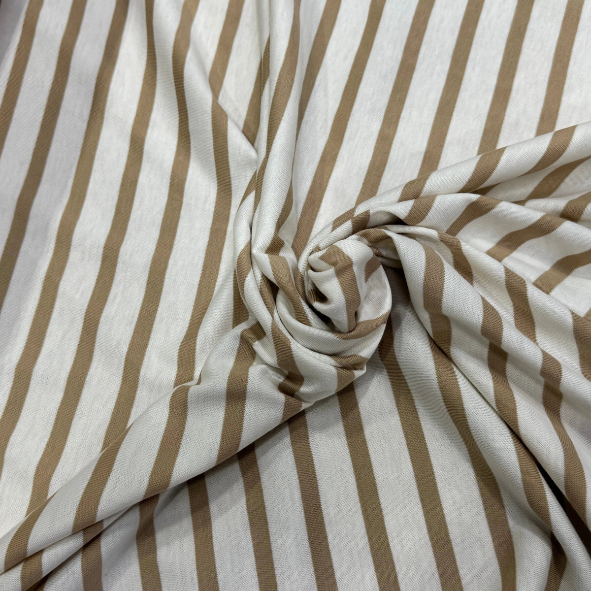 JERSEY DE COTON DOUX STRETCH RAYURES BLANC CASSÉ ET CAFÉ LATTE FABRICATION RÉGION DE TROYES 🇫🇷 - My Little Coupon