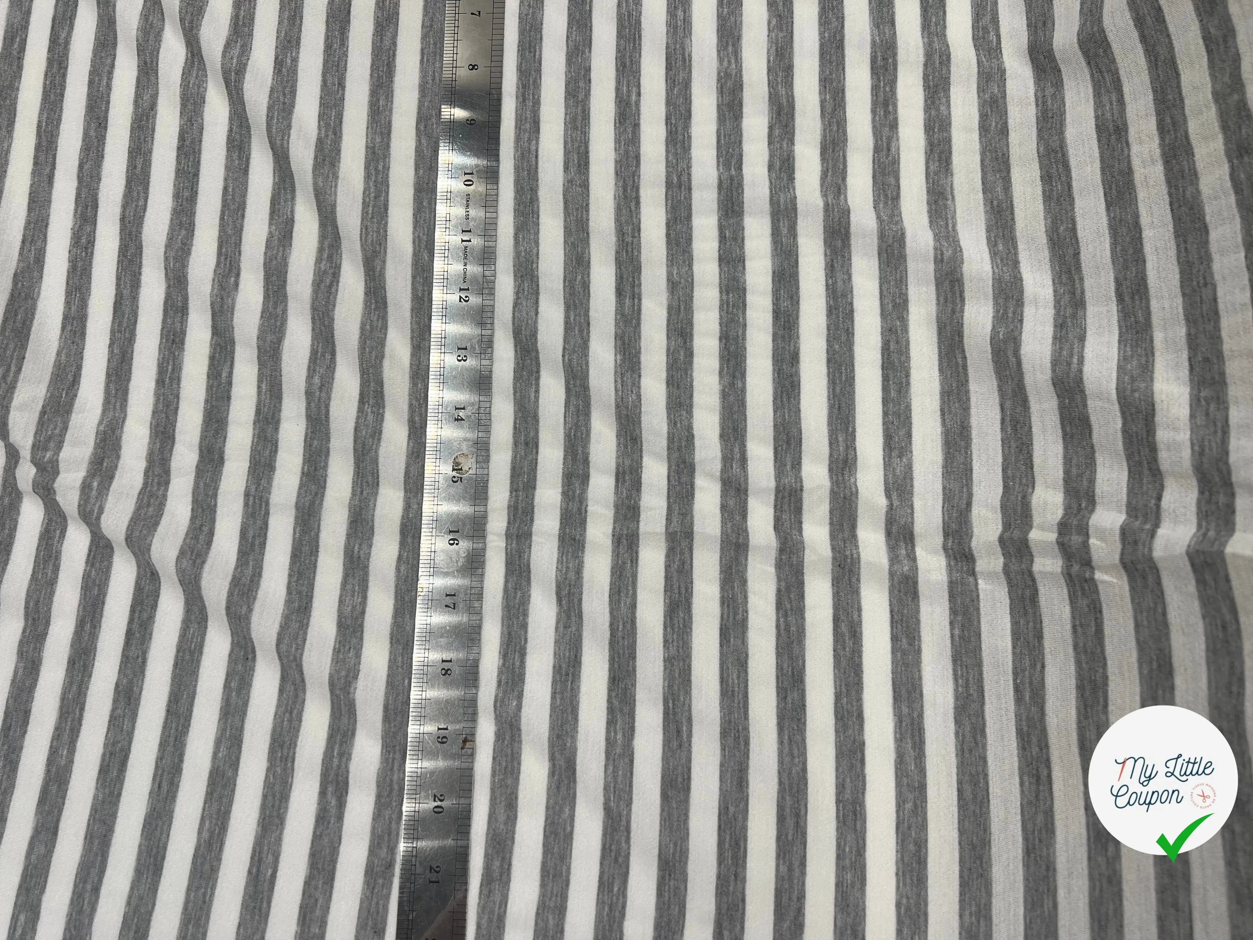 JERSEY DE COTON INDIGO RAYURES GRISES FOND ÉCRU - My Little Coupon