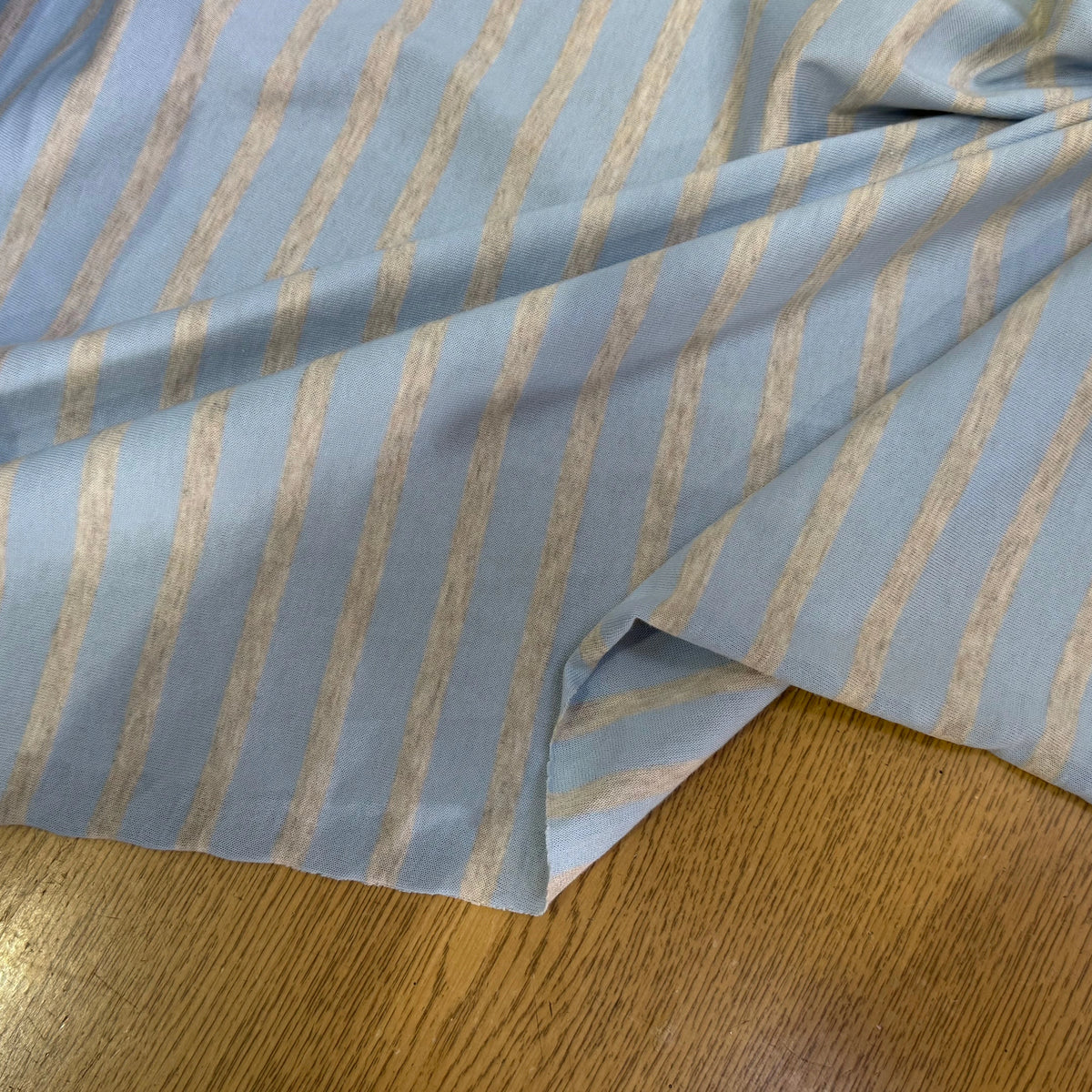 JERSEY DE COTON RAYURES GRISES FOND BLEU CIEL FABRICATION RÉGION DE TROYES 🇫🇷 - My Little Coupon