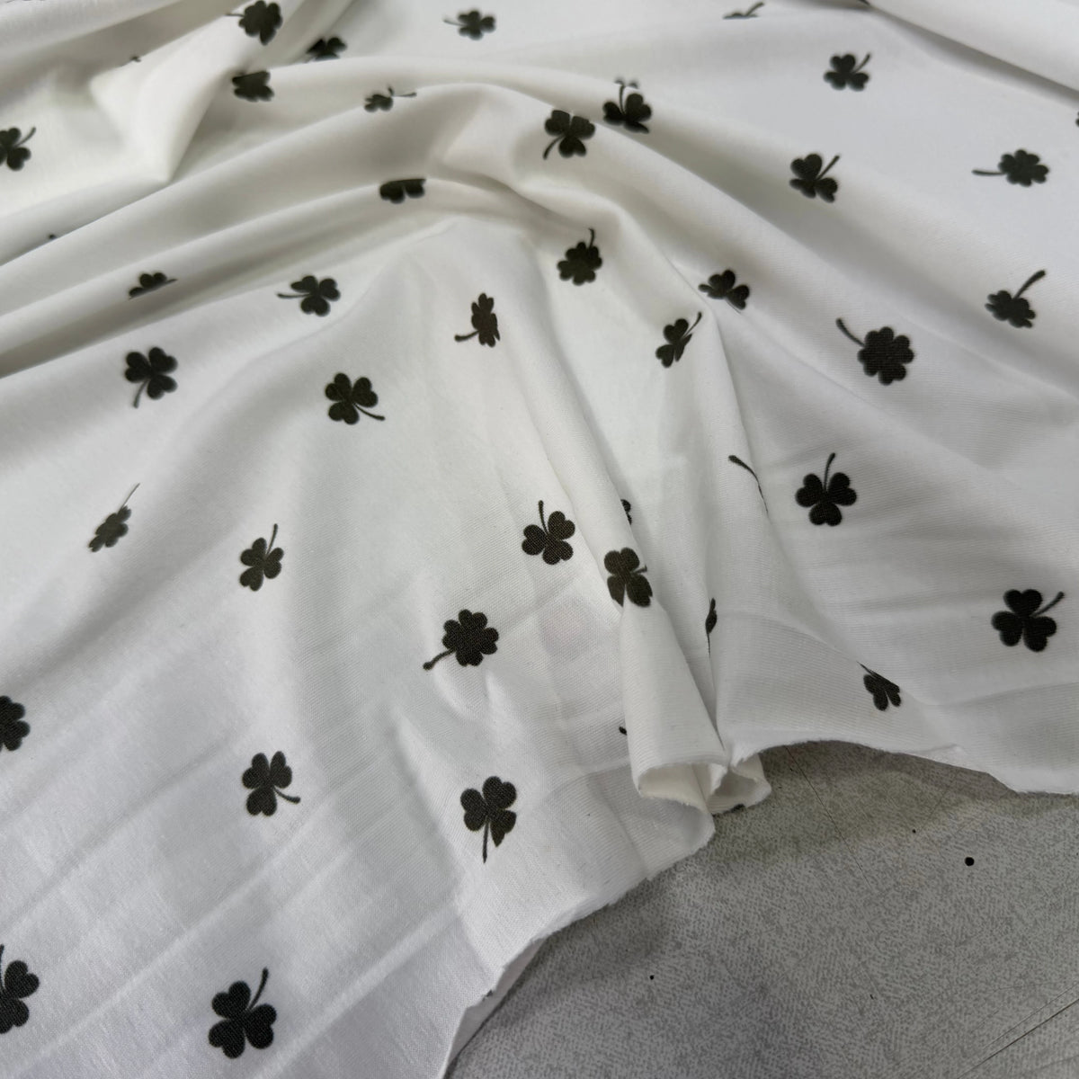 JERSEY DE COTON TRÈFLES BLANC CASSÉ - My Little Coupon