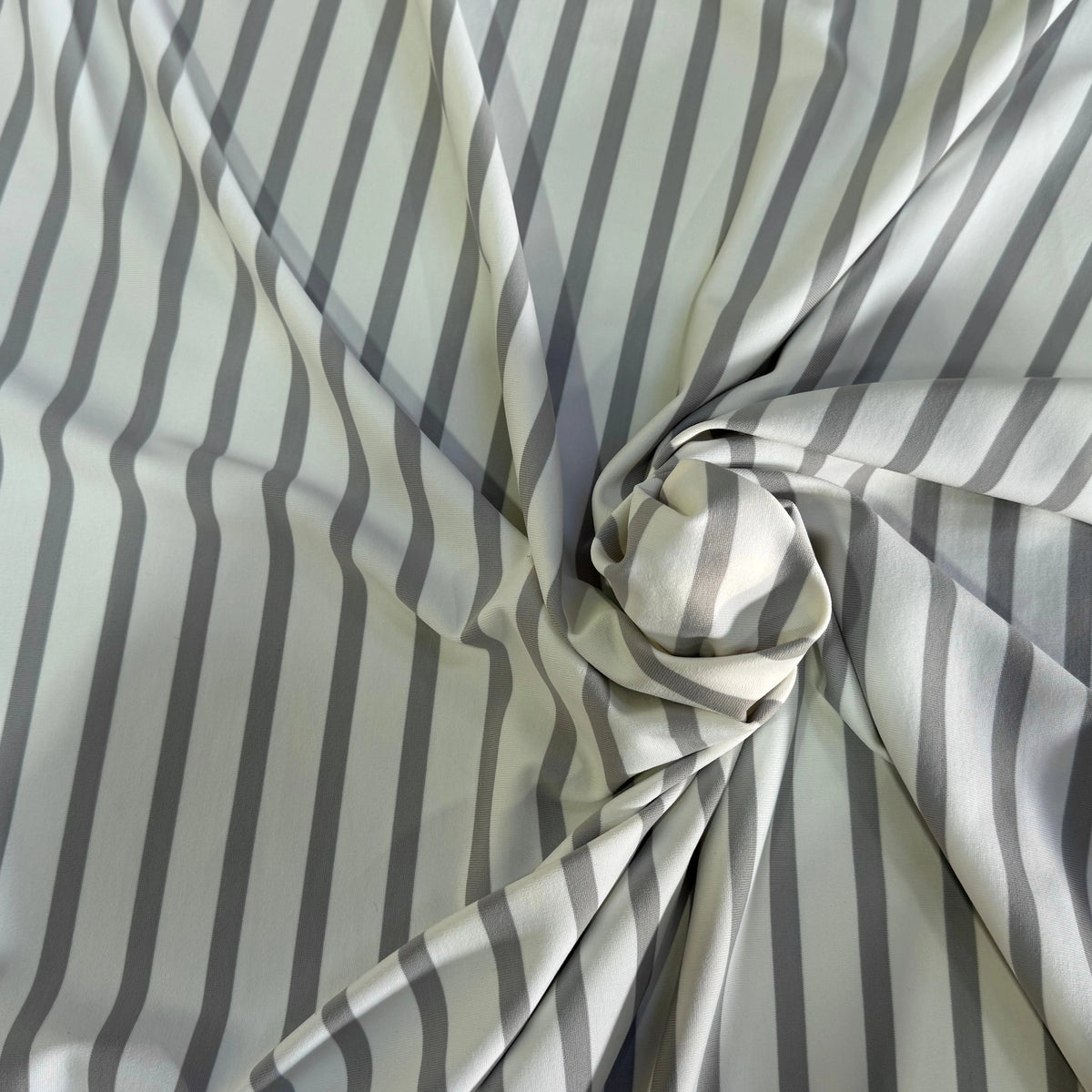 JERSEY PEAU DE PÊCHE ULTRA STRETCH RAYURES BLANC ET GRIS FABRICATION RÉGION DE TROYES 🇫🇷 - My Little Coupon