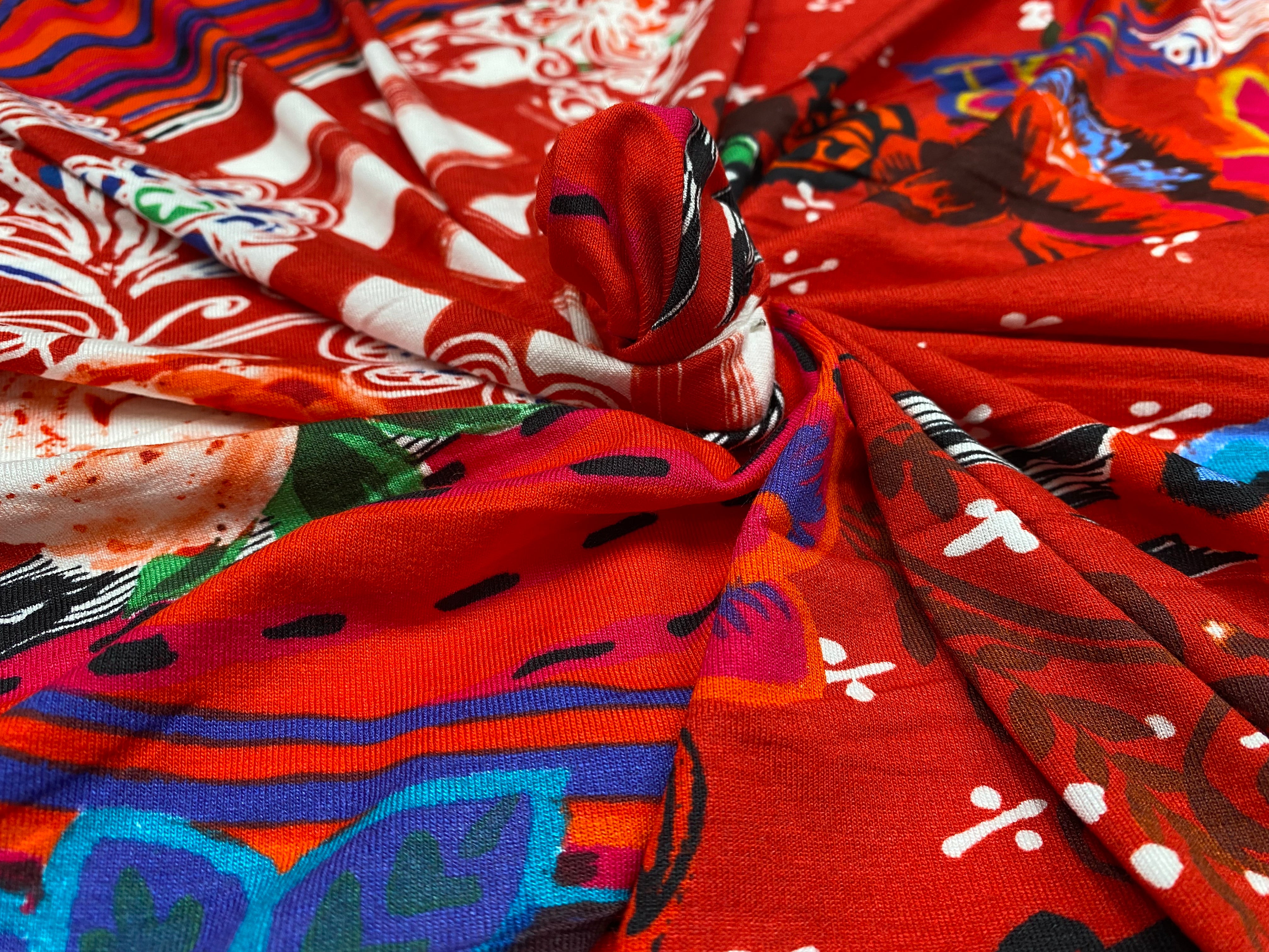 JERSEY VISCOSE EXPLOSION DE FLEURS FOND ROUGE - My Little Coupon