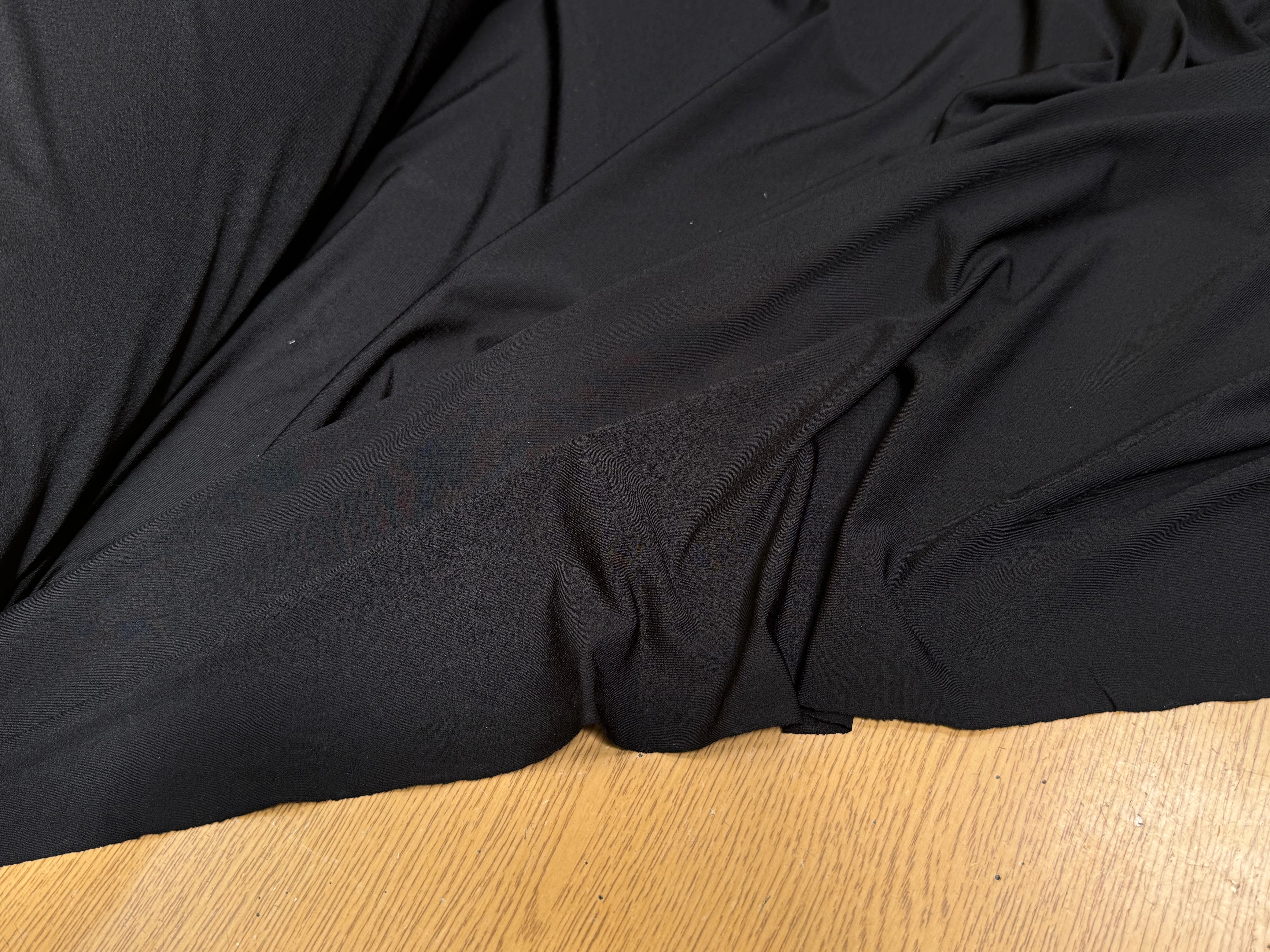 JERSEY VISCOSE ULTRA STRETCH NOIR LÉGÈREMENT SATINÉ - My Little Coupon