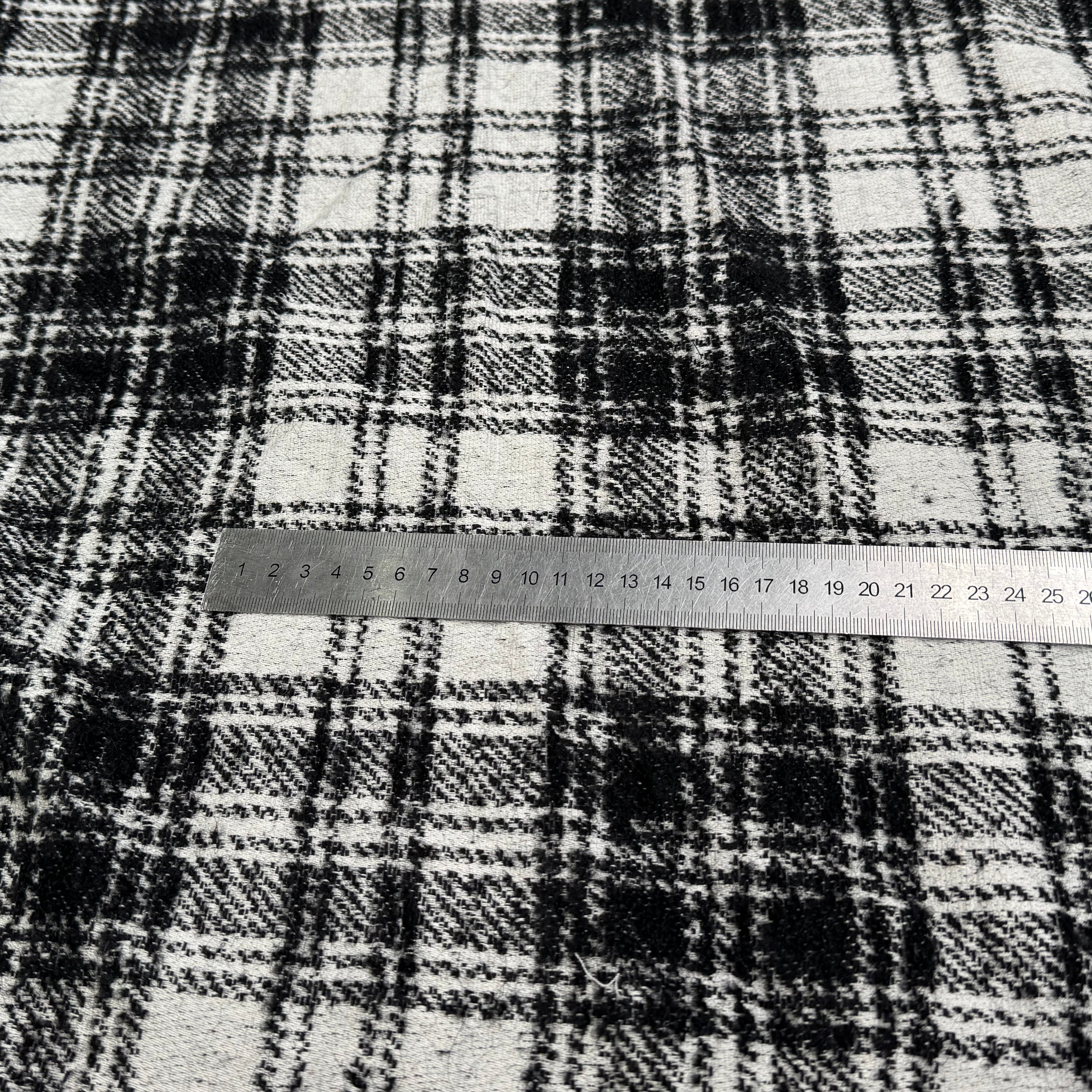 LAINAGE MANTEAU BOUCLETTE À CARREAUX BLANC ET NOIR - My Little Coupon