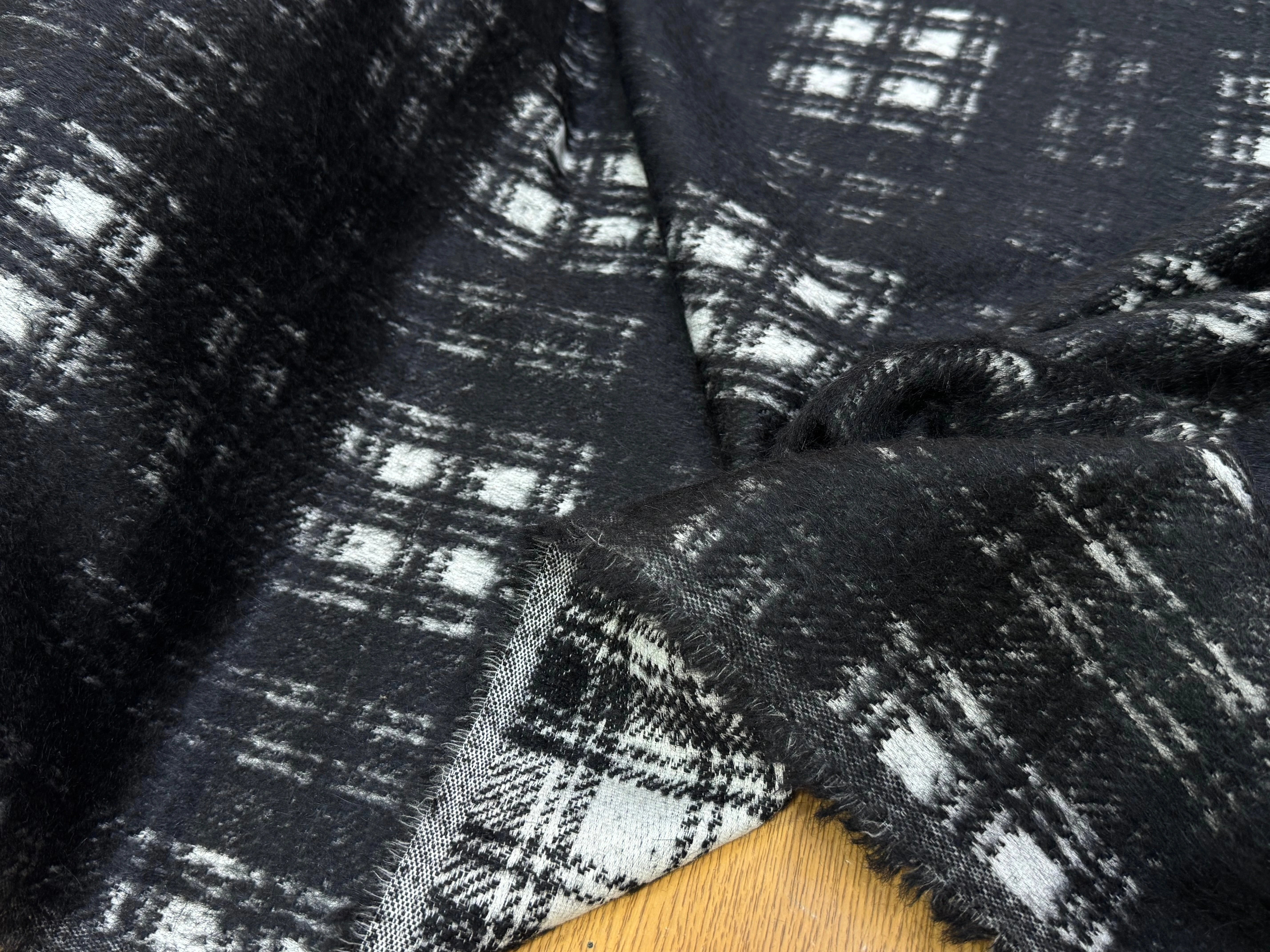 LAINAGE MANTEAU BOUCLETTE À CARREAUX BLANC ET NOIR - My Little Coupon