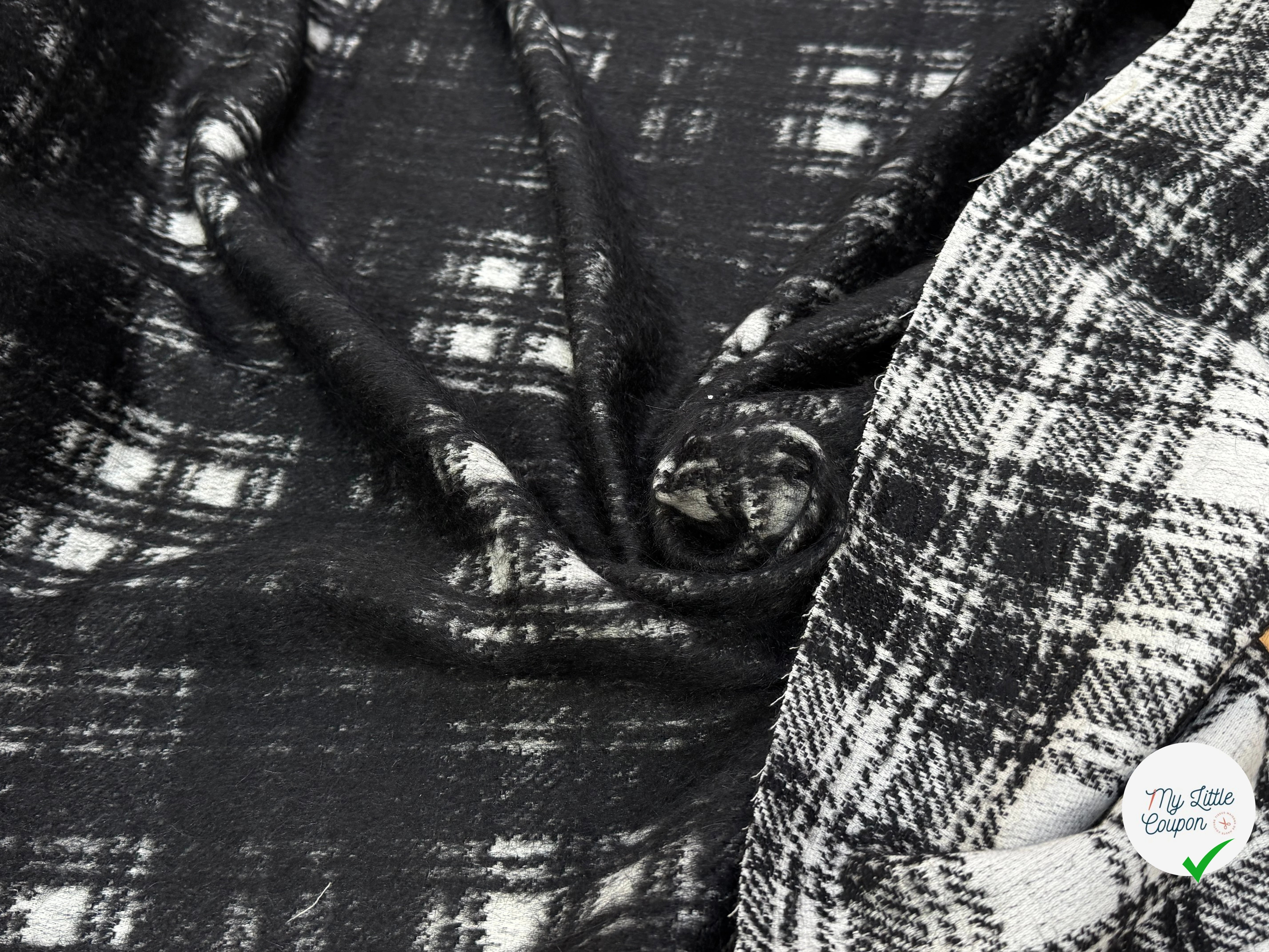 LAINAGE MANTEAU BOUCLETTE À CARREAUX BLANC ET NOIR - My Little Coupon