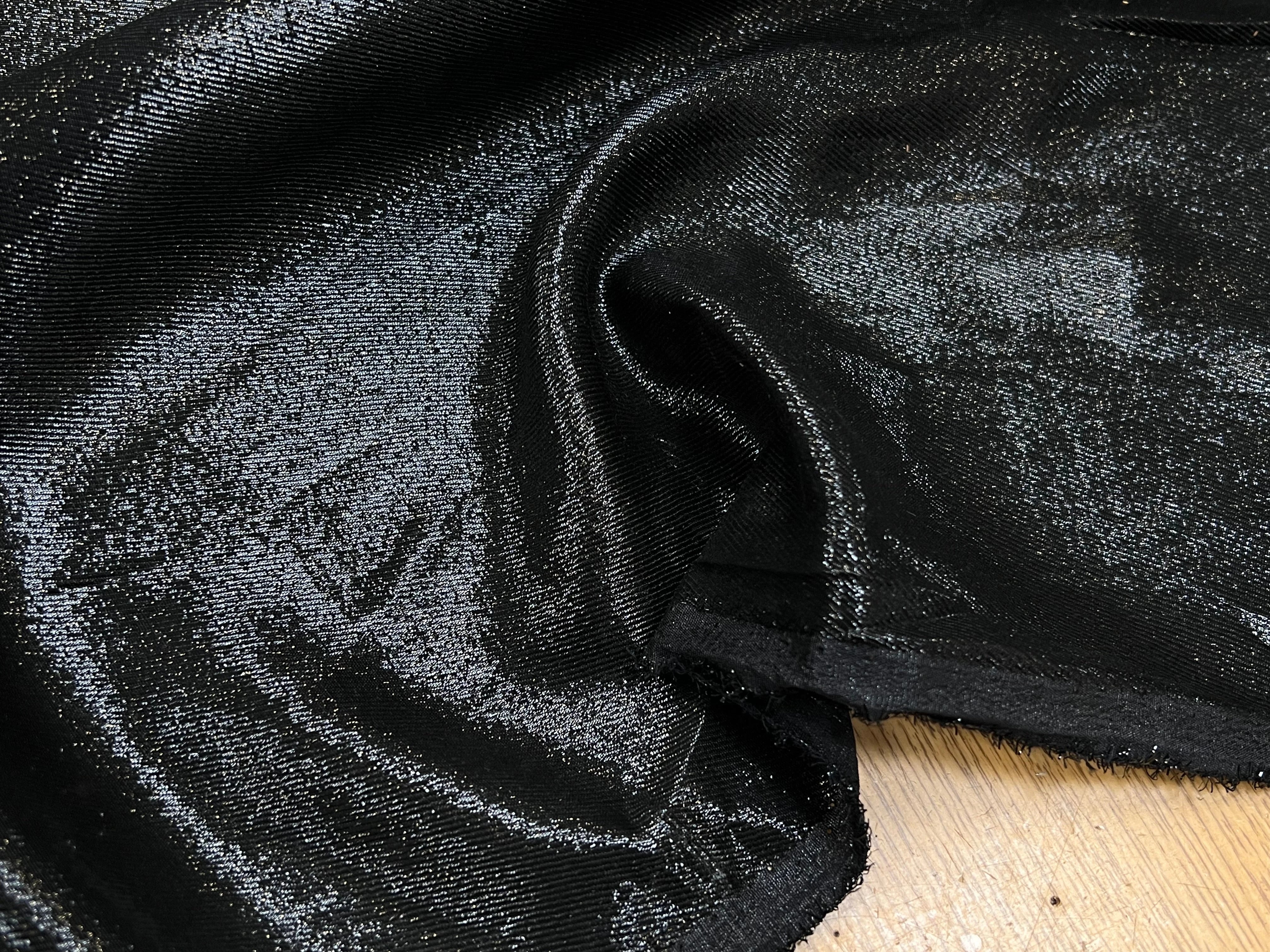 LAMÉ DE SOIE NOIR FLUIDE BRILLANT ARGENTÉ 63% SOIE - My Little Coupon