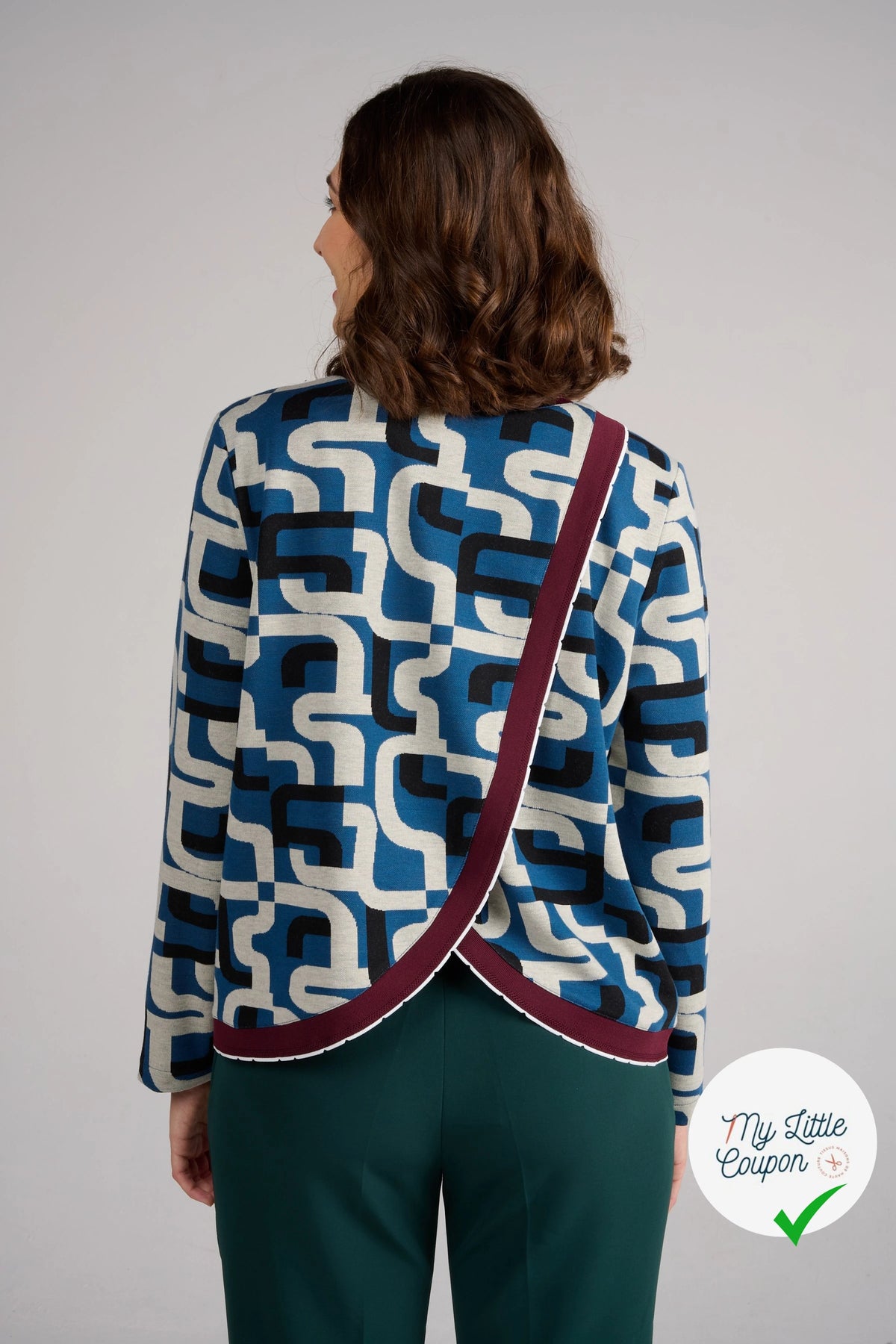 MAILLE JACQUARD ESPRIT MILANO MOTIF CALLIGRAPHIE BLEU MARINE ET BLANC - My Little Coupon