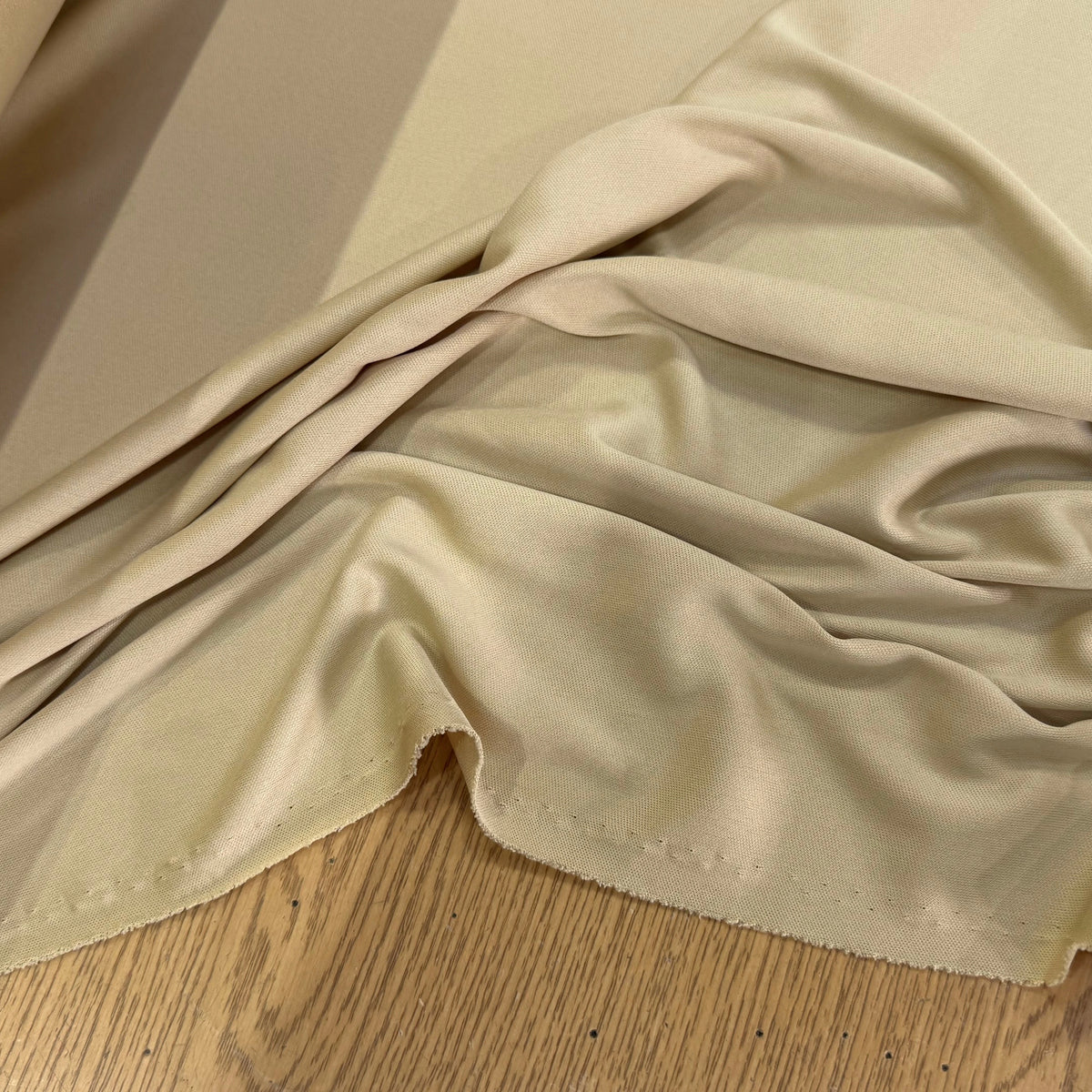 MAILLE LÉGÈRE BEIGE TAUPE 100% POLYAMIDE TOUCHER AGRÉABLE - My Little Coupon