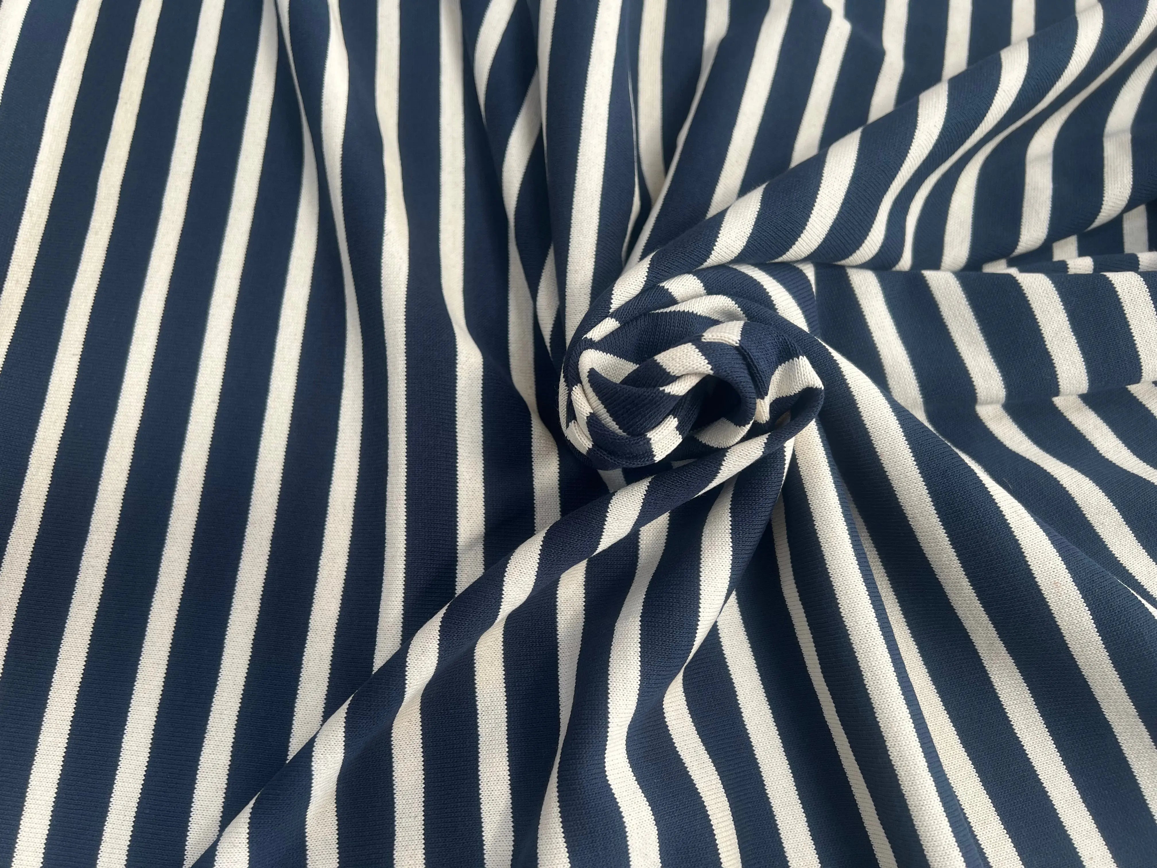 MAILLE LOURDE MARINIÈRE BLEU MARINE RAYURES CRÈME - My Little Coupon