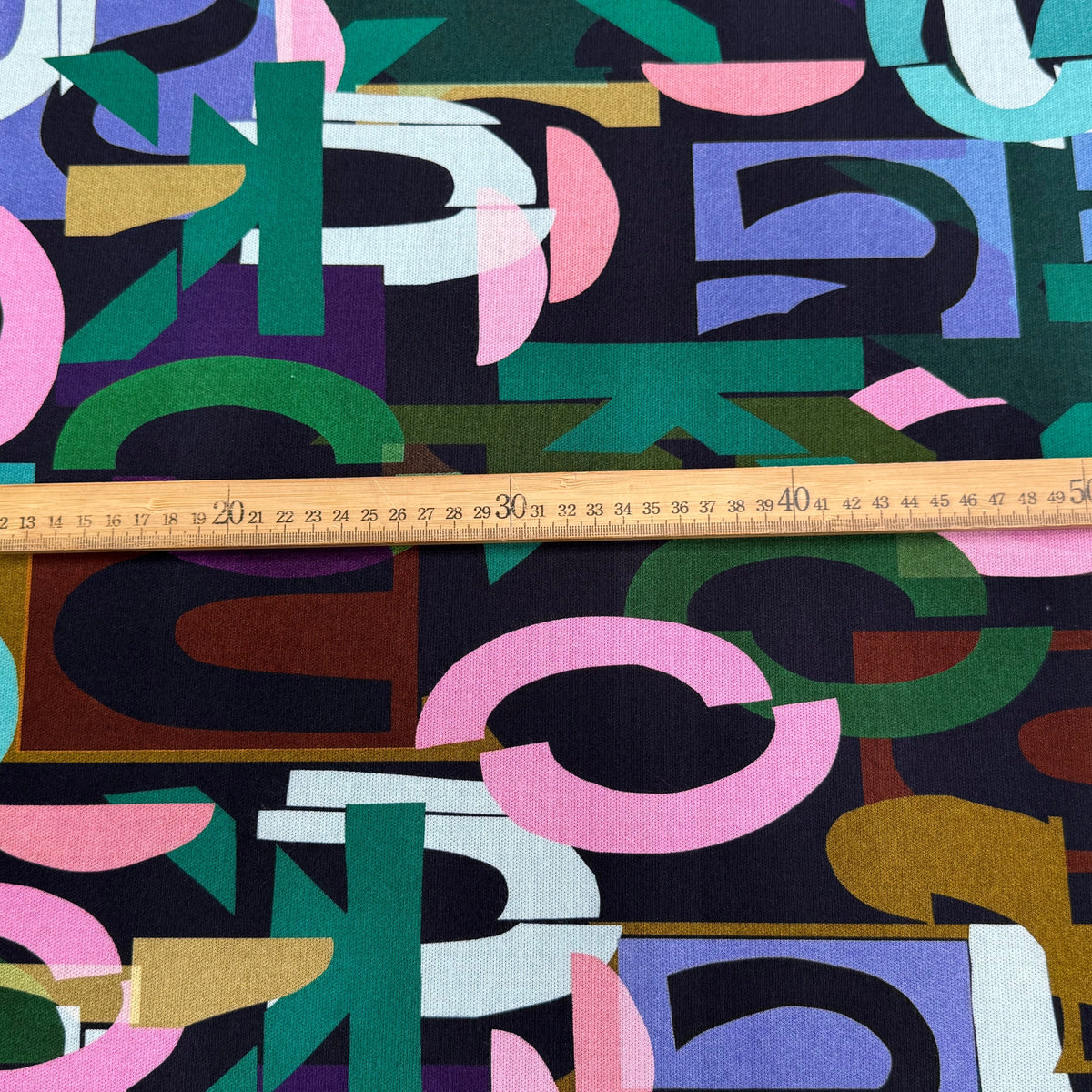 MAILLE VISCOSE STRETCH IMPRIMÉ ALPHABET MULTICOLORE - My Little Coupon