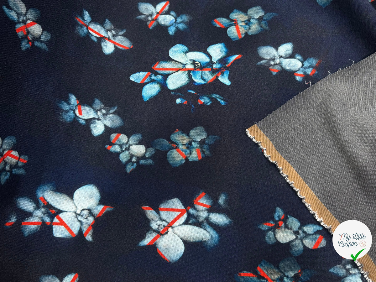 MAILLE VISCOSE STRETCH IMPRIMÉ GRANDES FLEURS BLEU CIEL FOND MARINE - My Little Coupon