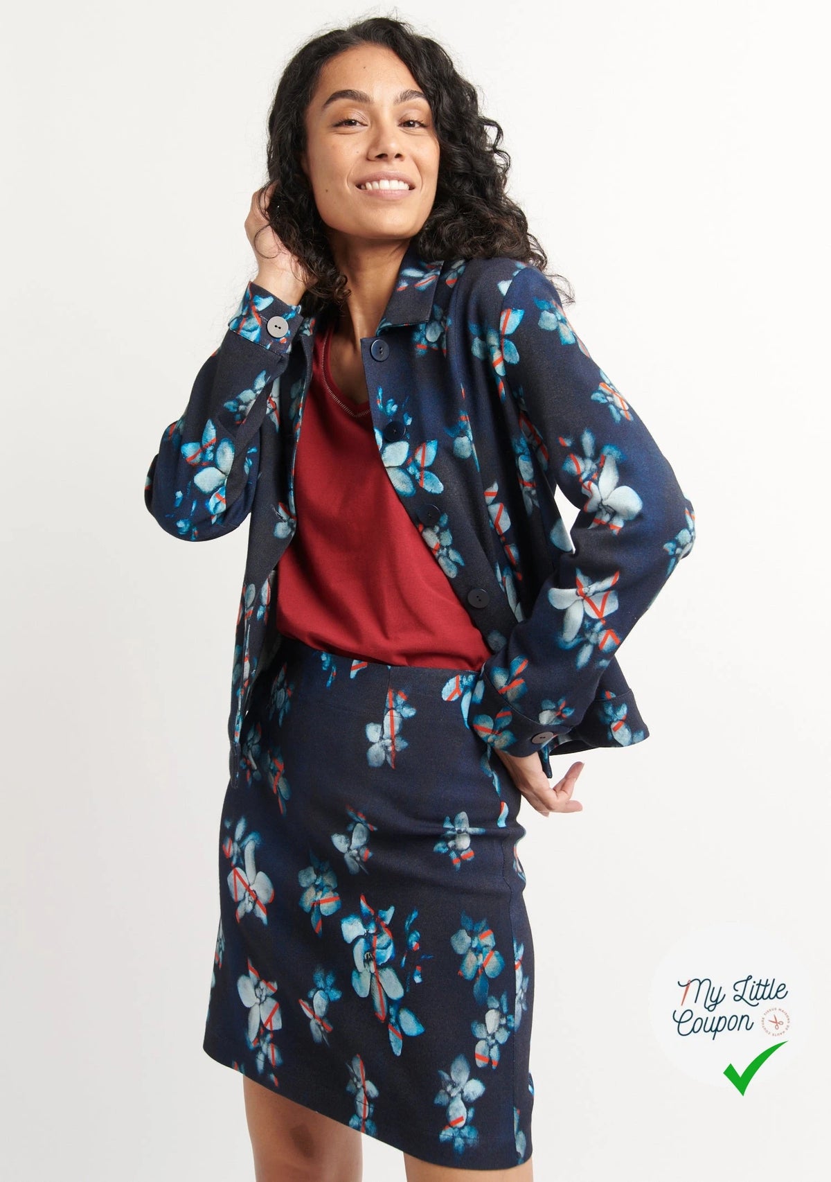 MAILLE VISCOSE STRETCH IMPRIMÉ GRANDES FLEURS BLEU CIEL FOND MARINE - My Little Coupon
