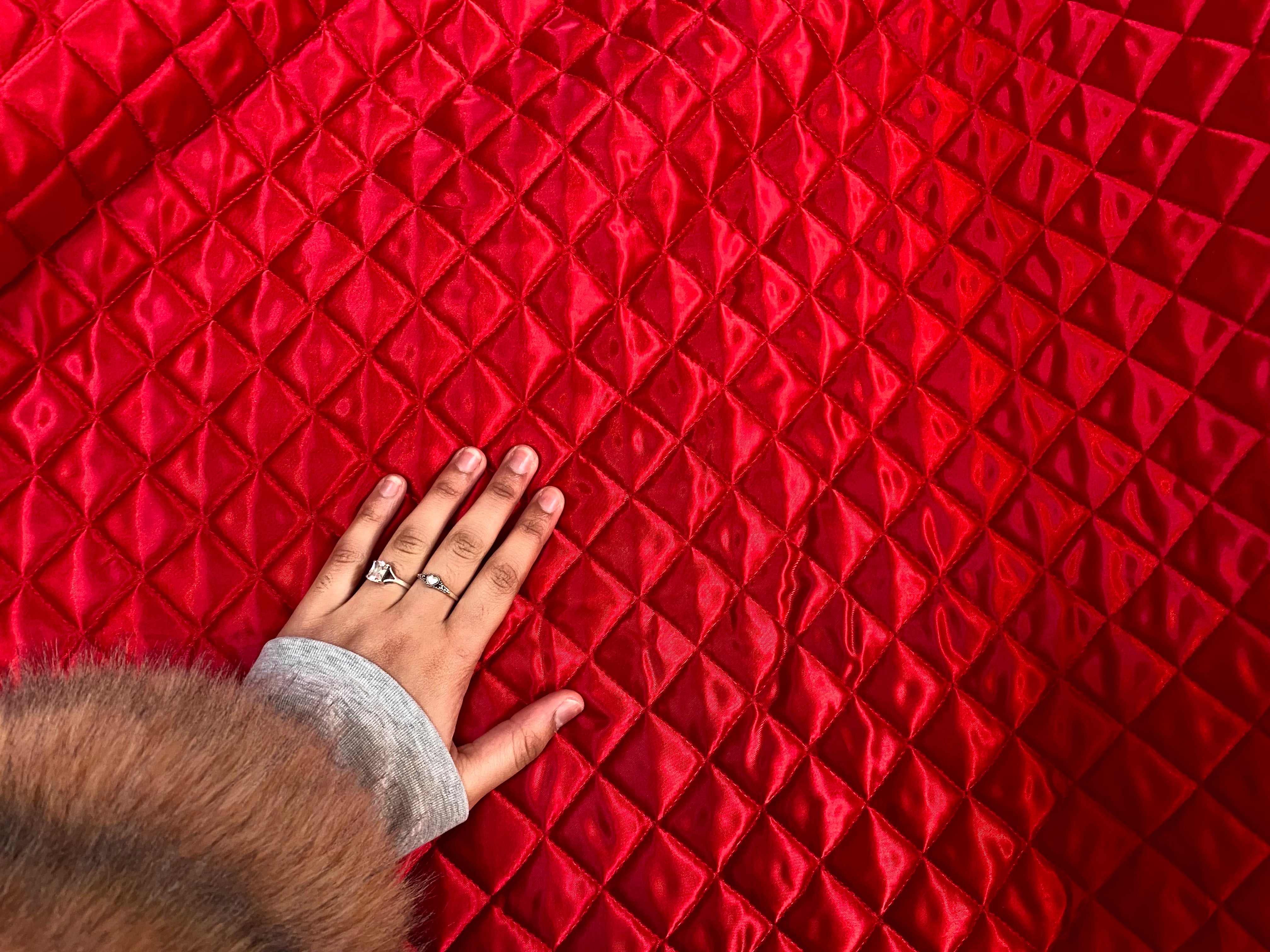 MATELASSÉ SIMPLE FACE SATIN BRILLANT ROUGE - My Little Coupon