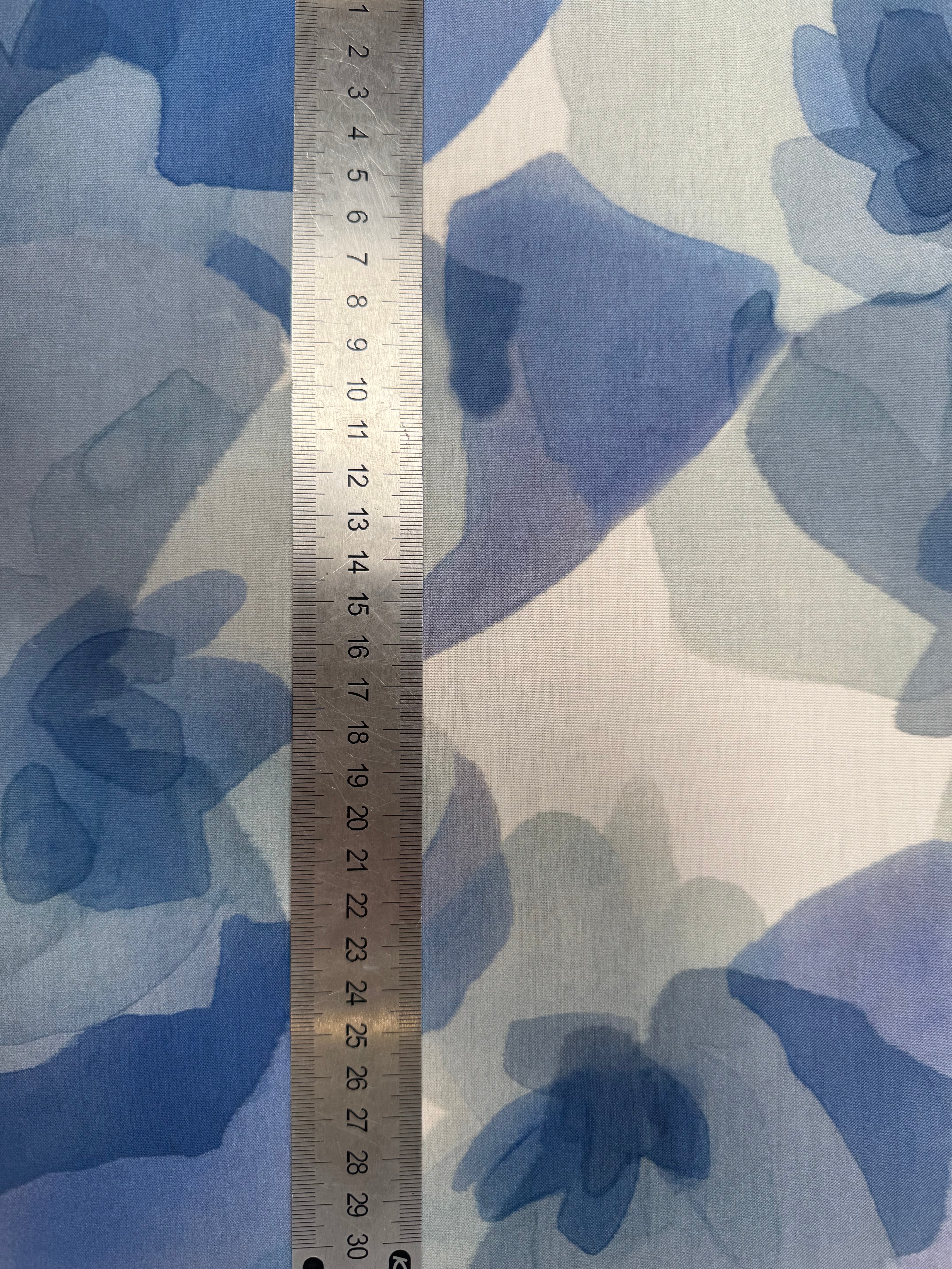 POPELINE DE COTON FOND BLANC MOTIFS ABSTRAIT BLEU - My Little Coupon