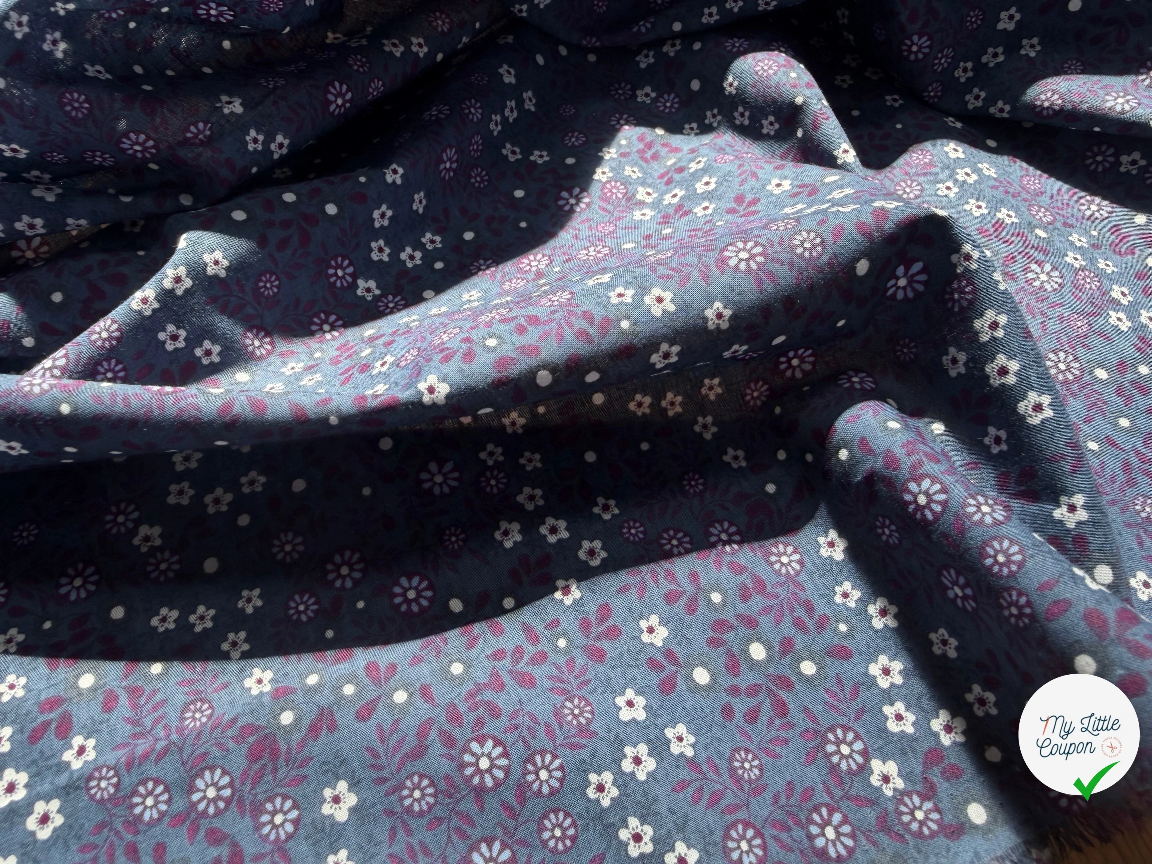 POPELINE DE COTON FOND BLEU GRIS FLEURS BORDEAUX - My Little Coupon