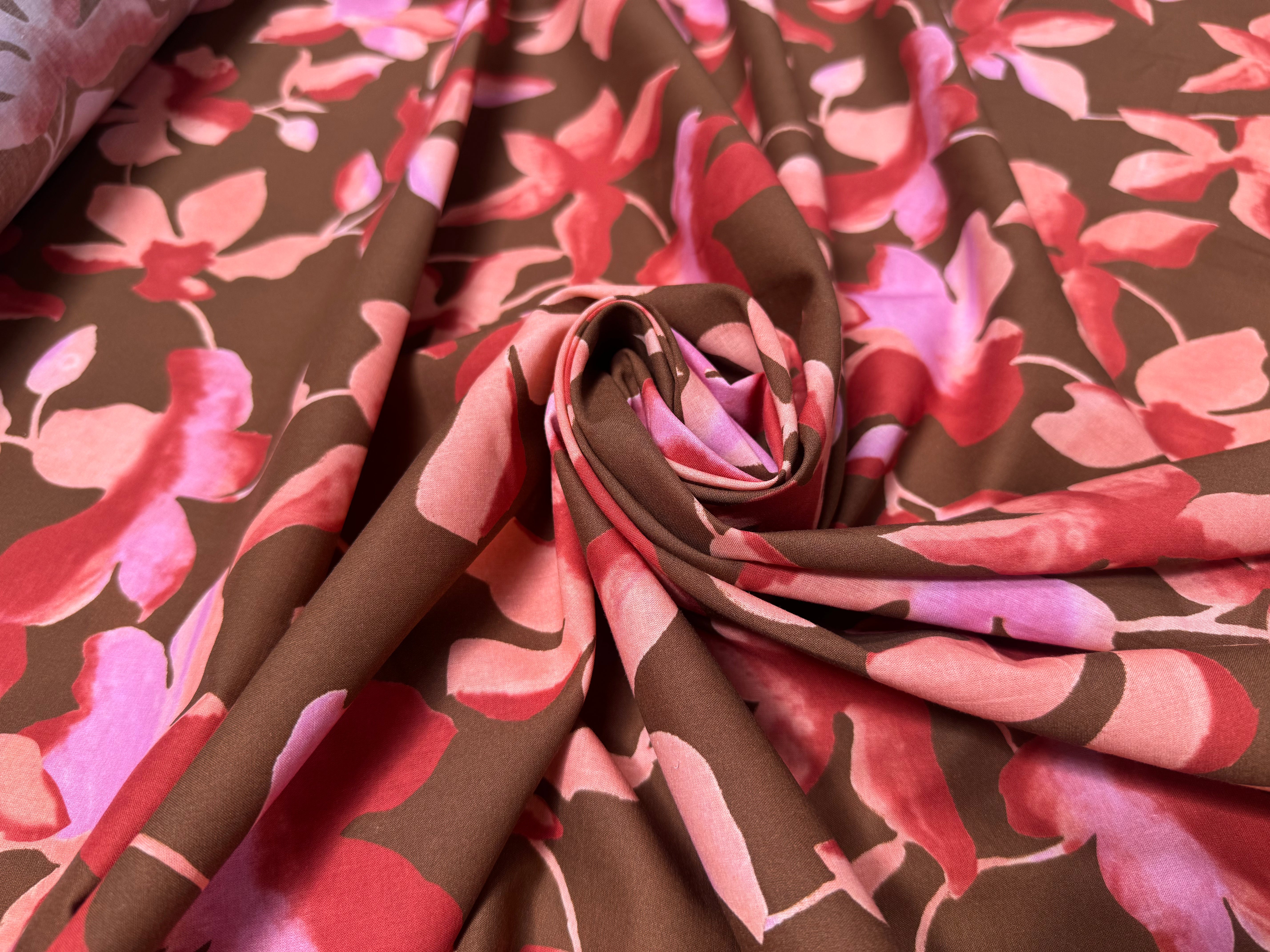 POPELINE DE COTON FOND MARRON FLEURS ROSE ET ROUGE - My Little Coupon