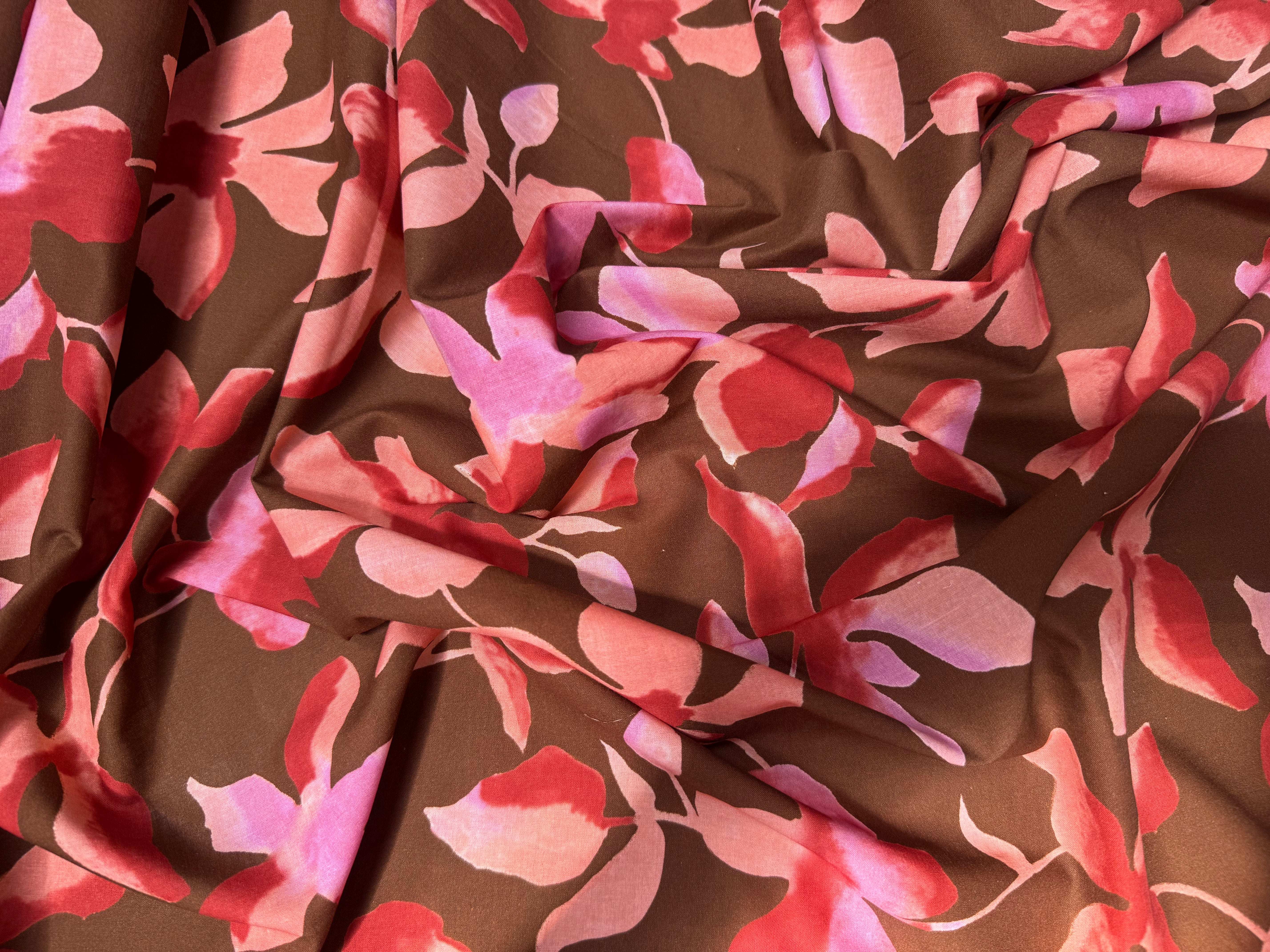 POPELINE DE COTON FOND MARRON FLEURS ROSE ET ROUGE - My Little Coupon