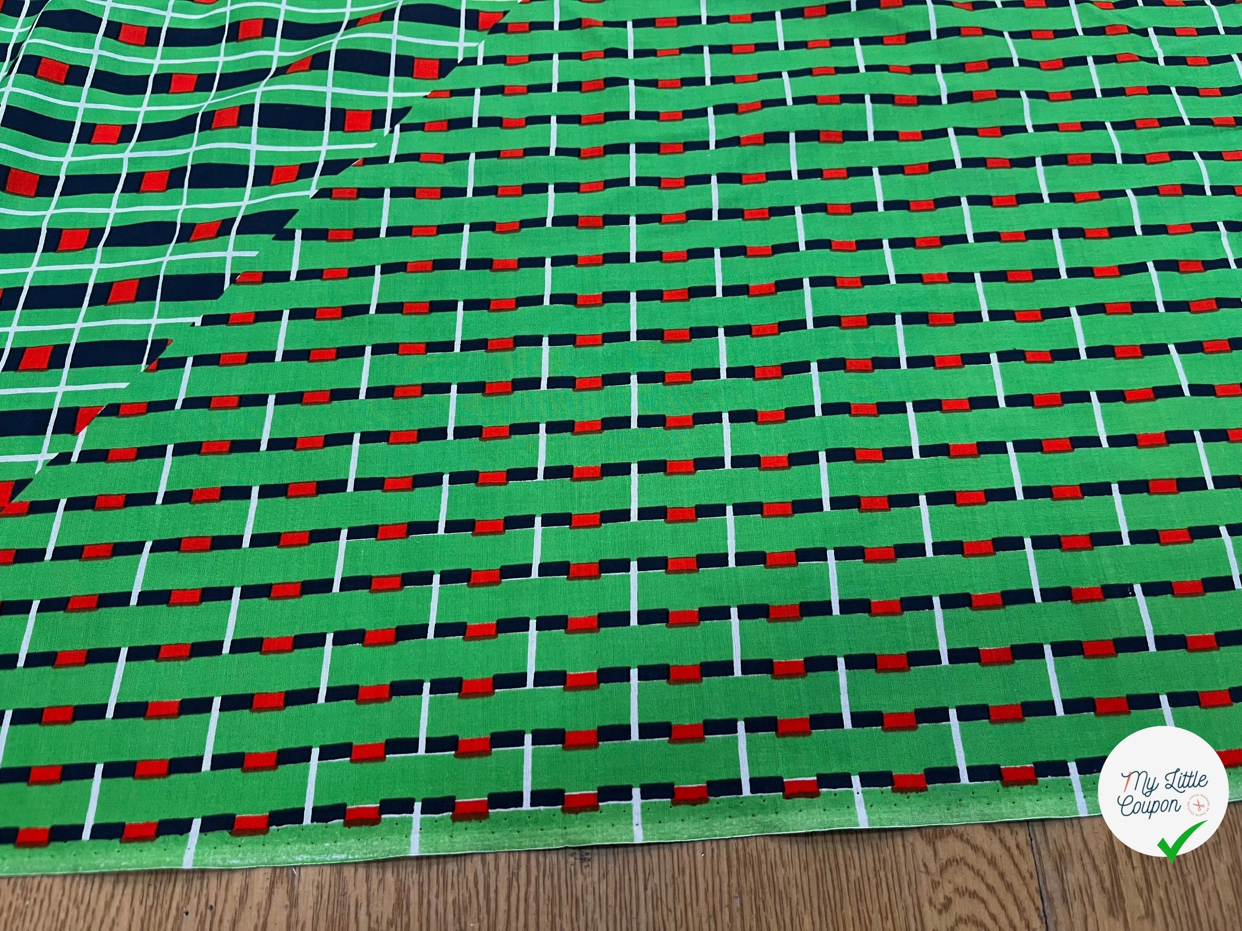 POPELINE DE COTON FOND VERT MOTIF À CARREAUX MARINE ROUGE - My Little Coupon