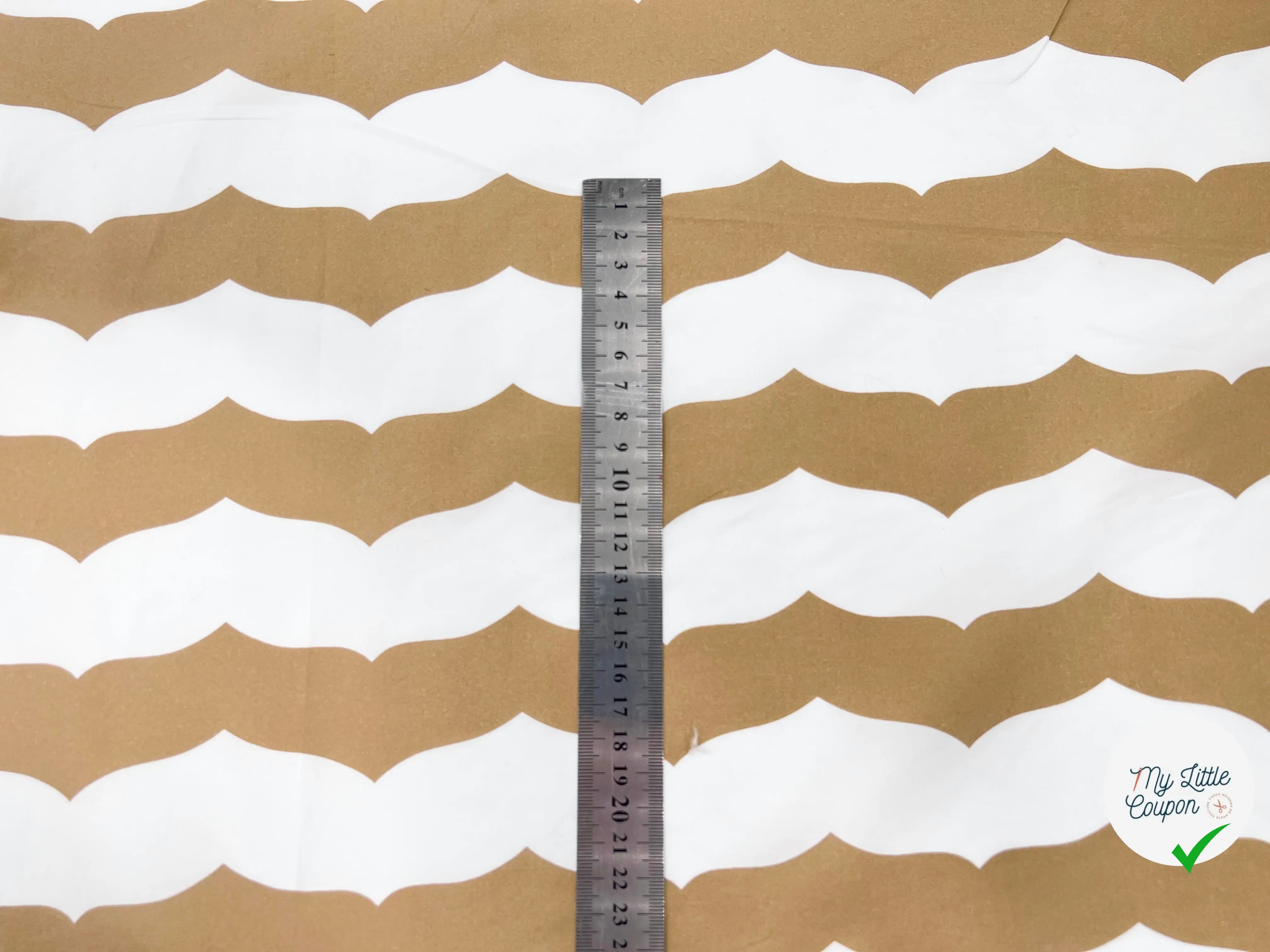 POPELINE DE COTON IMPRIMÉ VOL D'HIRONDELLE BEIGE ET BLANC - My Little Coupon