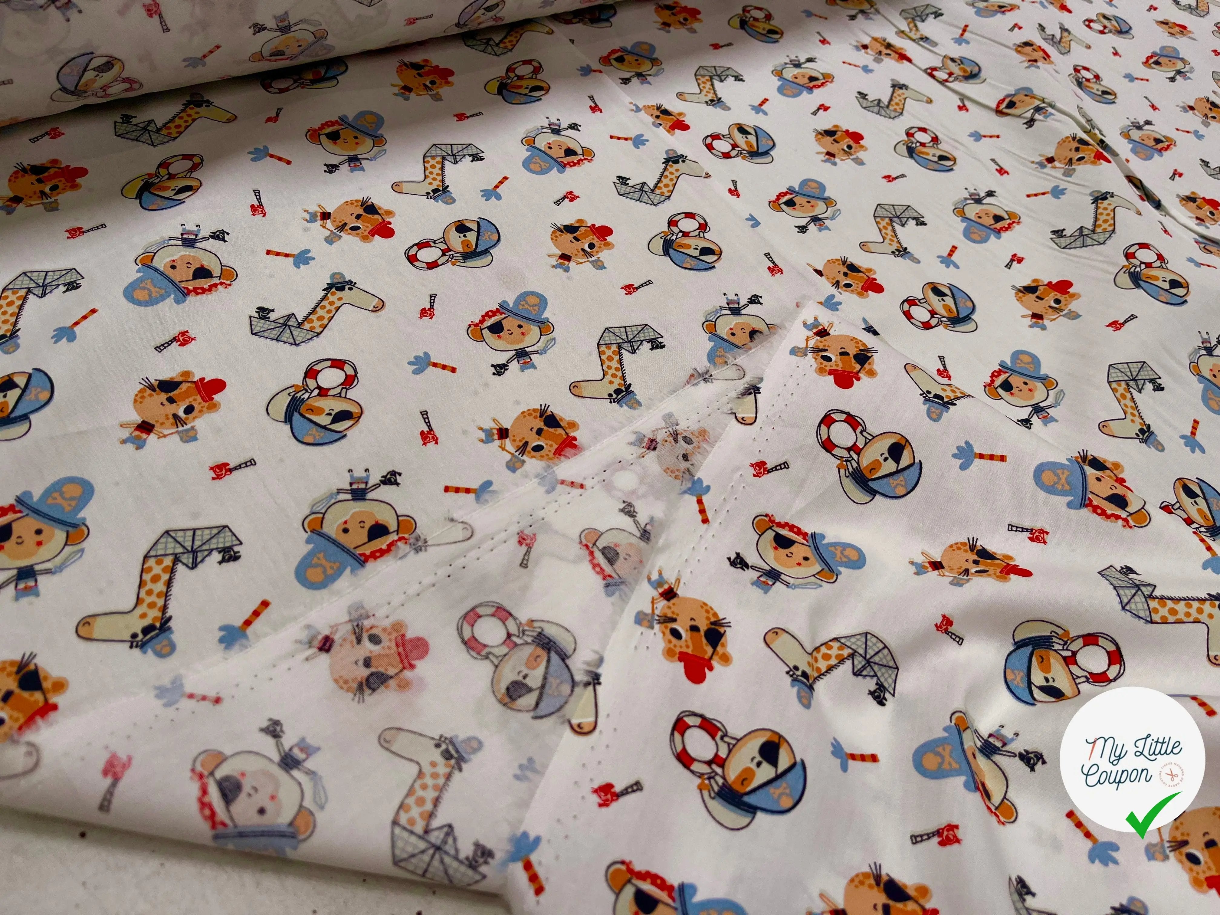 POPELINE DE COTON IMPRIMÉE LITTLE ONES PIRATES KID ECRU - My Little Coupon