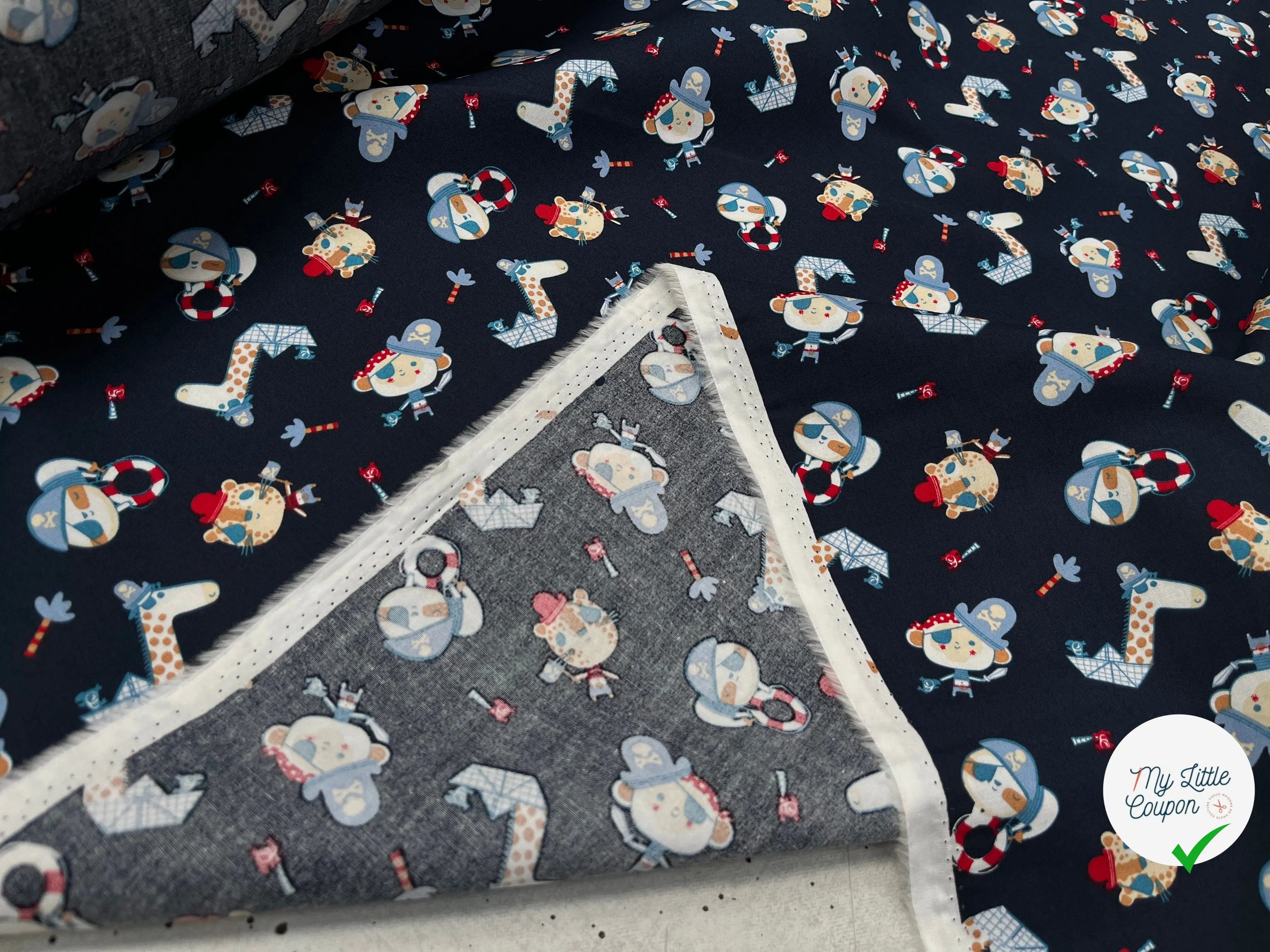 POPELINE DE COTON IMPRIMÉE LITTLE ONES PIRATES KID MARINE - My Little Coupon