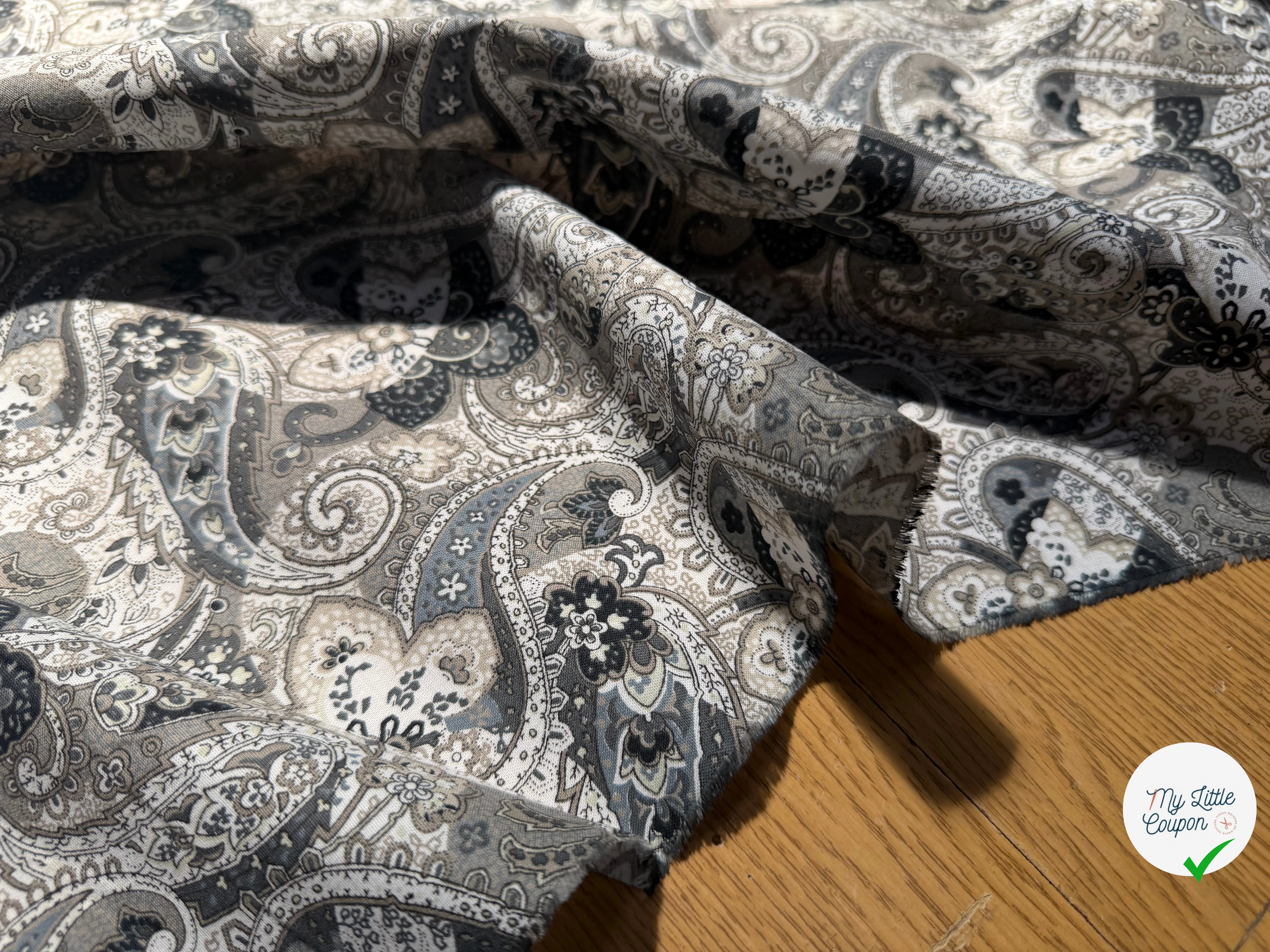 POPELINE DE COTON MOTIFS PAISLEY TENDANCE GRIS - My Little Coupon