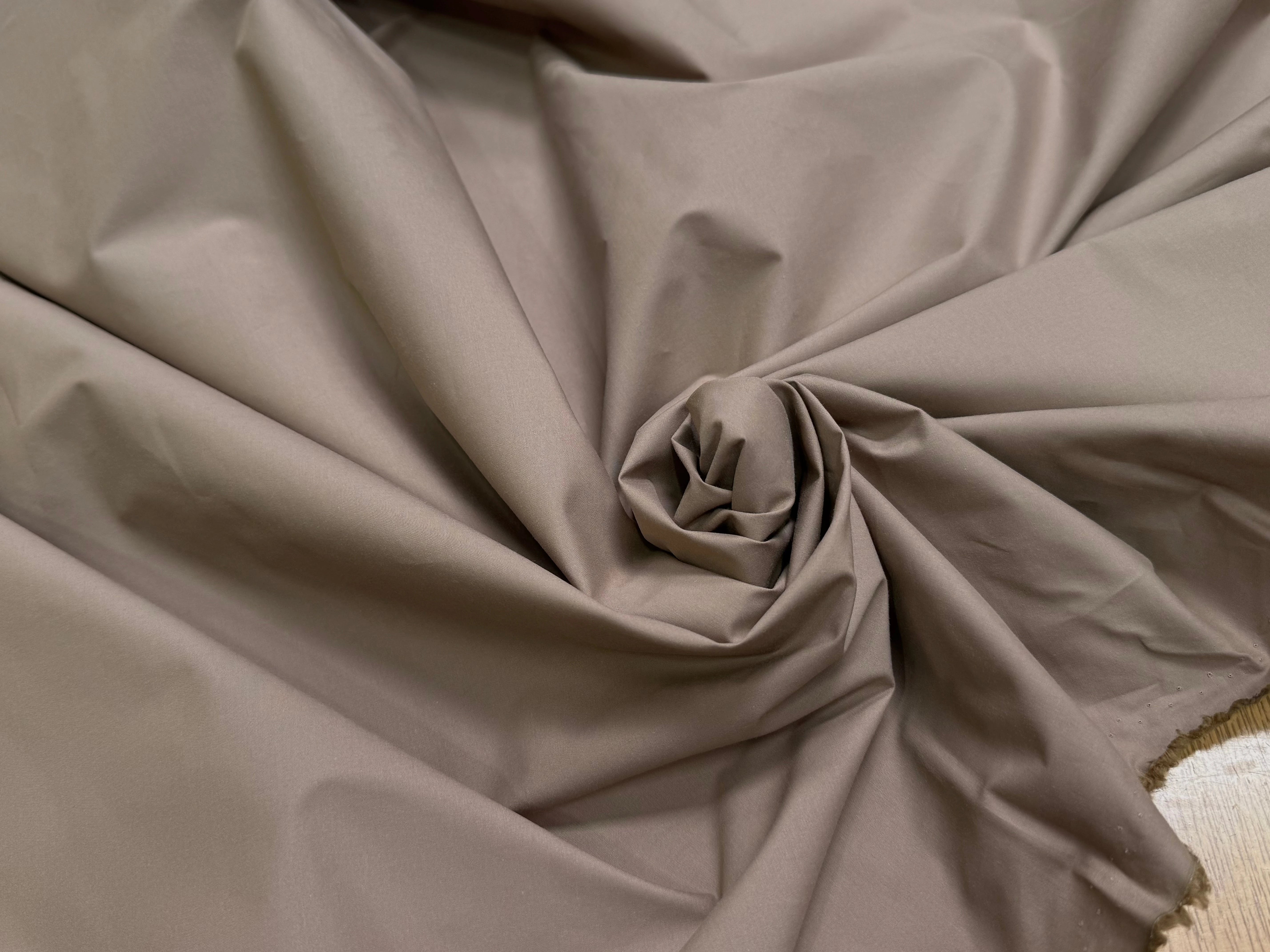 POPELINE DE COTON STRETCH TAUPE EFFET CRAQUANT - My Little Coupon