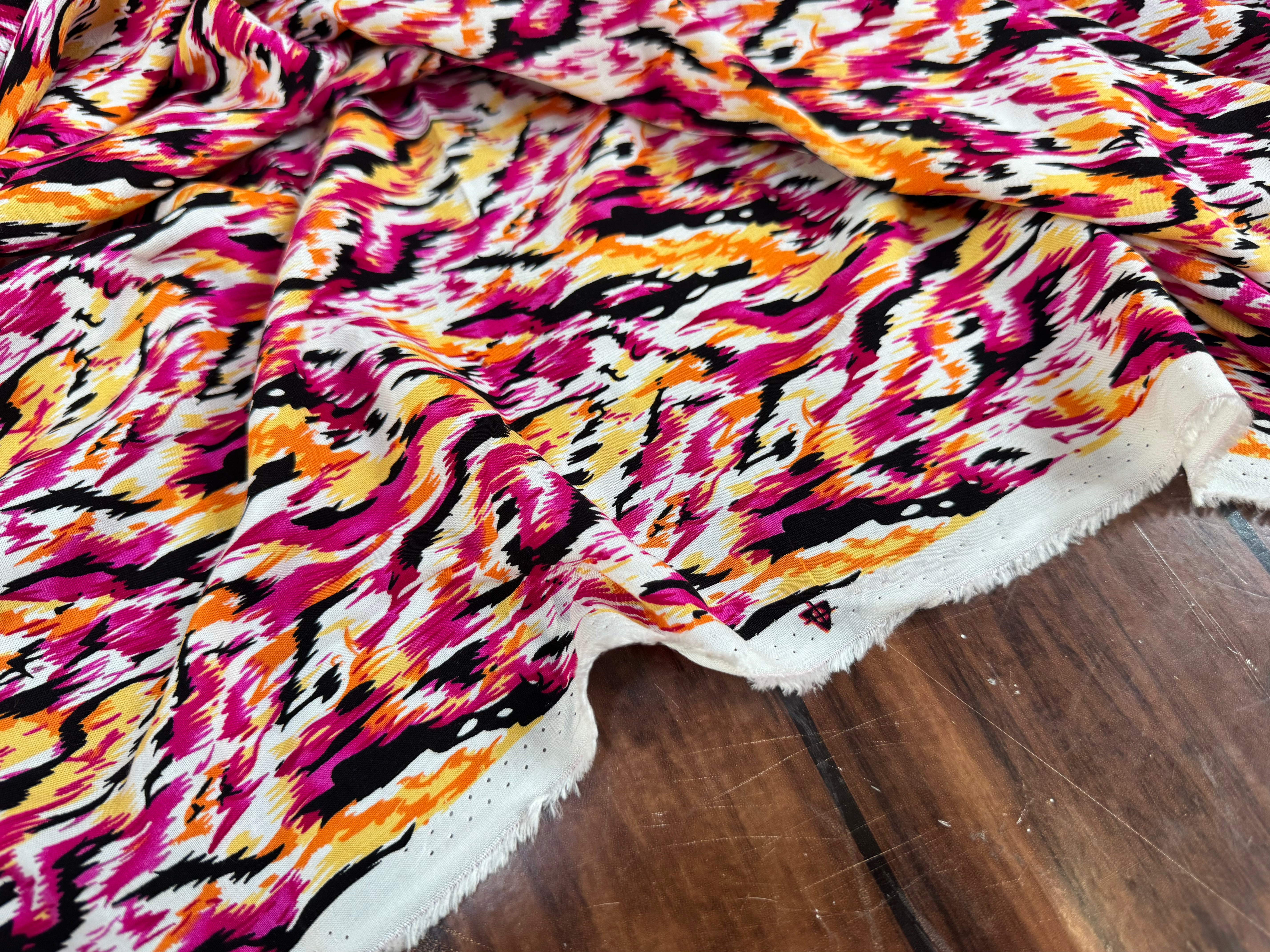 POPELINE DE VISCOSE TISSU IMPRIMÉ ABSTRAIT FUCHSIA - My Little Coupon