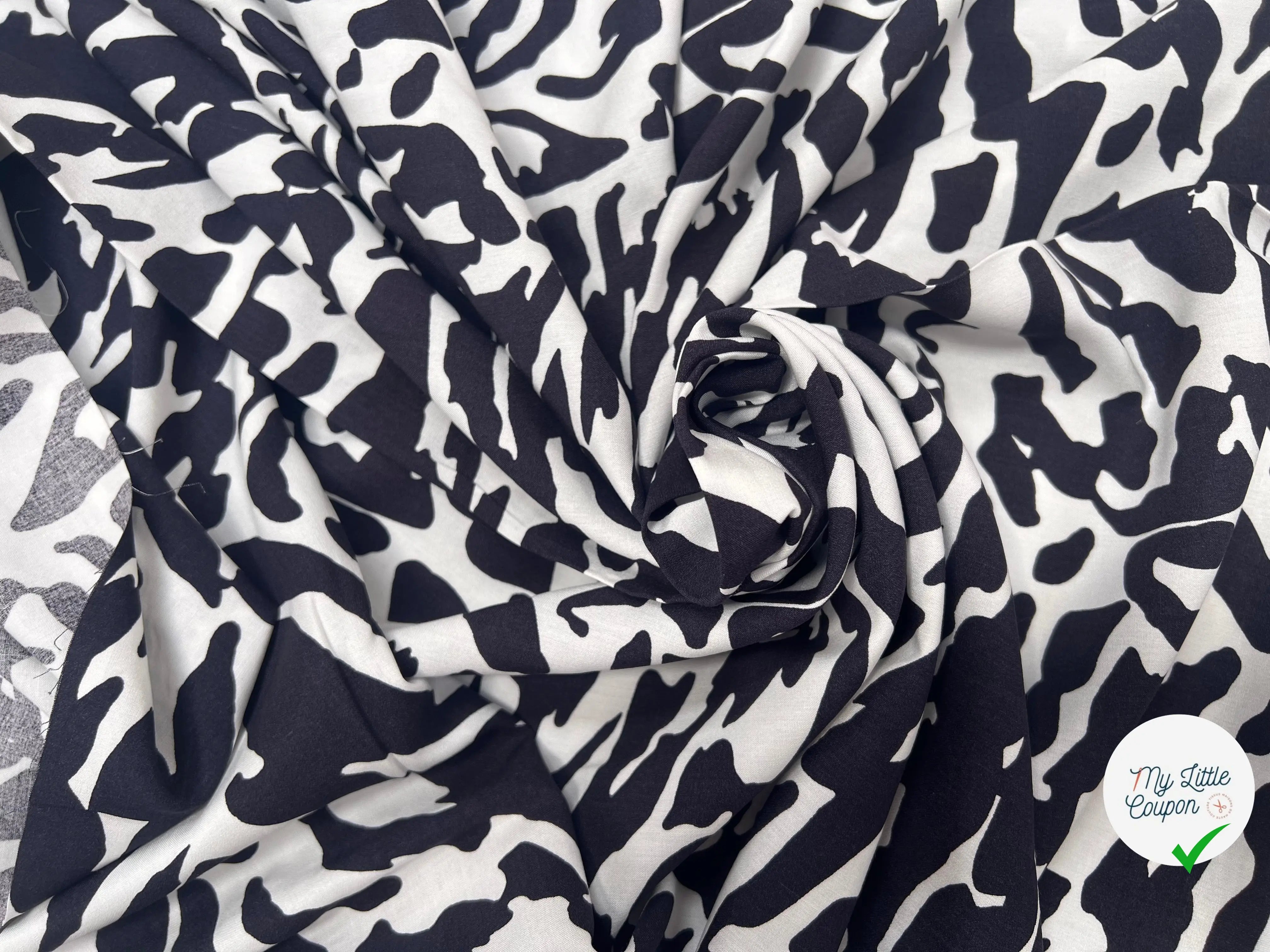 POPELINE DE VISCOSE TISSU IMPRIMÉ CAMOUFLAGE BLEU MARINE - My Little Coupon