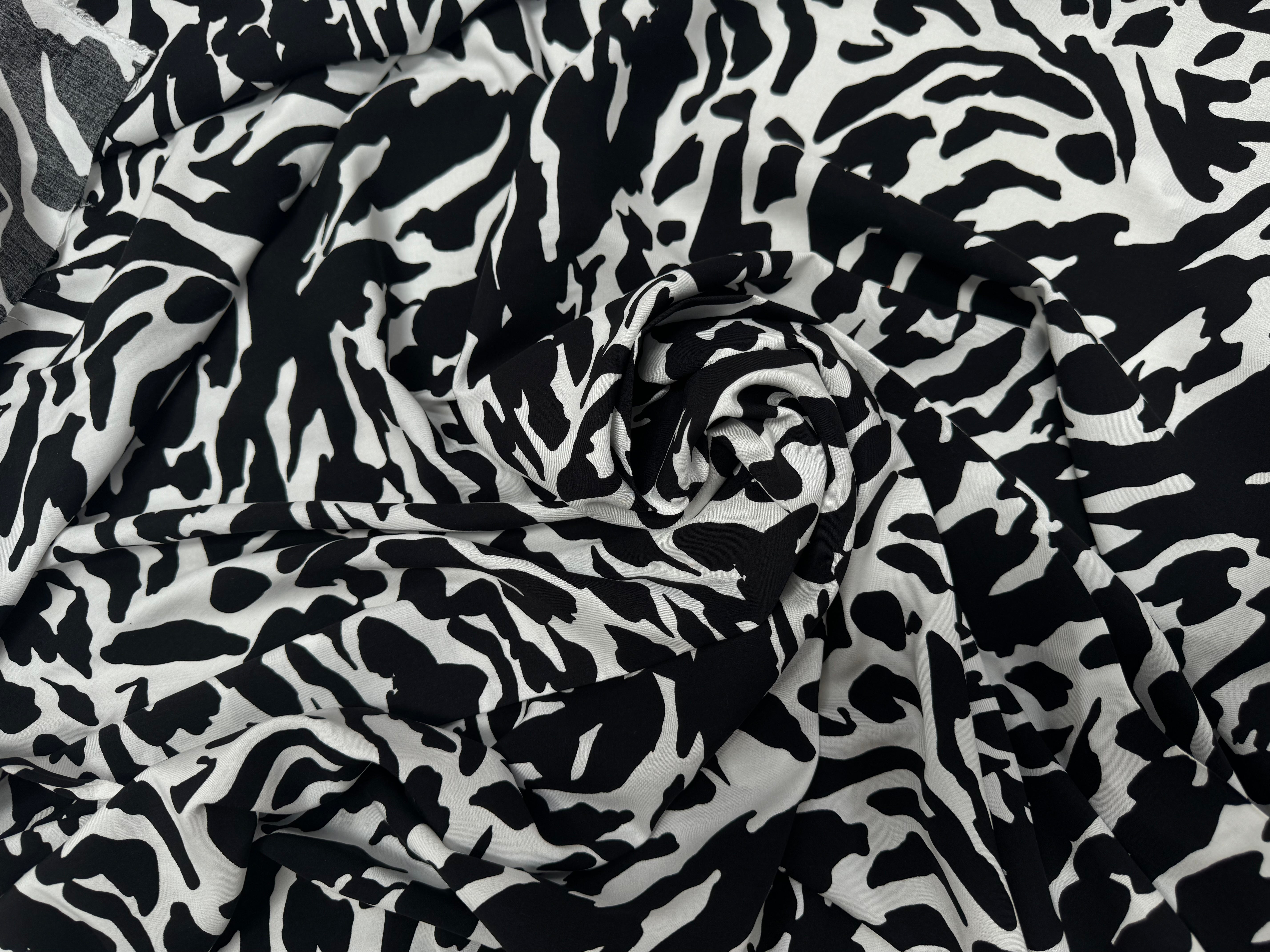 POPELINE DE VISCOSE TISSU IMPRIMÉ CAMOUFLAGE NOIR - My Little Coupon