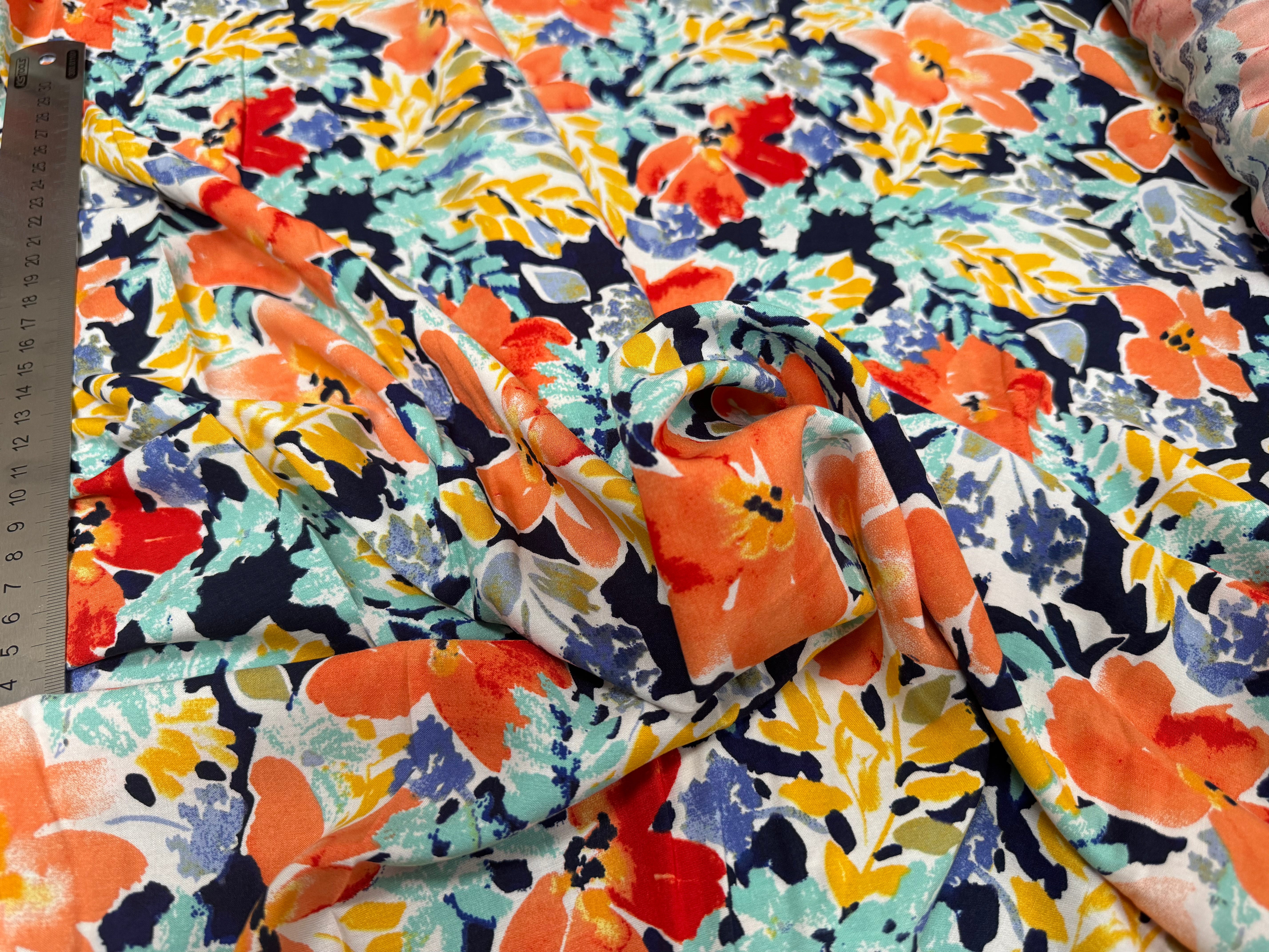 POPELINE DE VISCOSE TISSU IMPRIMÉ FLEURS BLEU MARINE - My Little Coupon