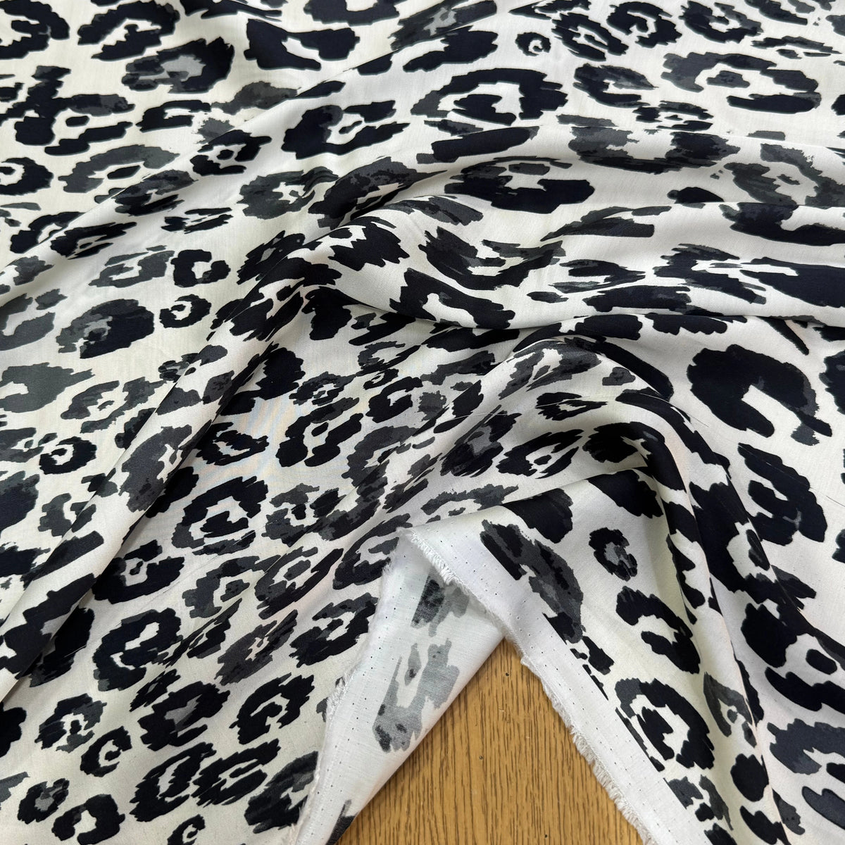 SATIN 100% VISCOSE SUPER FLUIDE ET DOUCE FOND ÉCRU LÉOPARD NOIR - My Little Coupon
