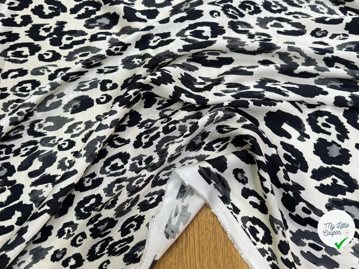 SATIN 100% VISCOSE SUPER FLUIDE ET DOUCE FOND ÉCRU LÉOPARD NOIR - My Little Coupon
